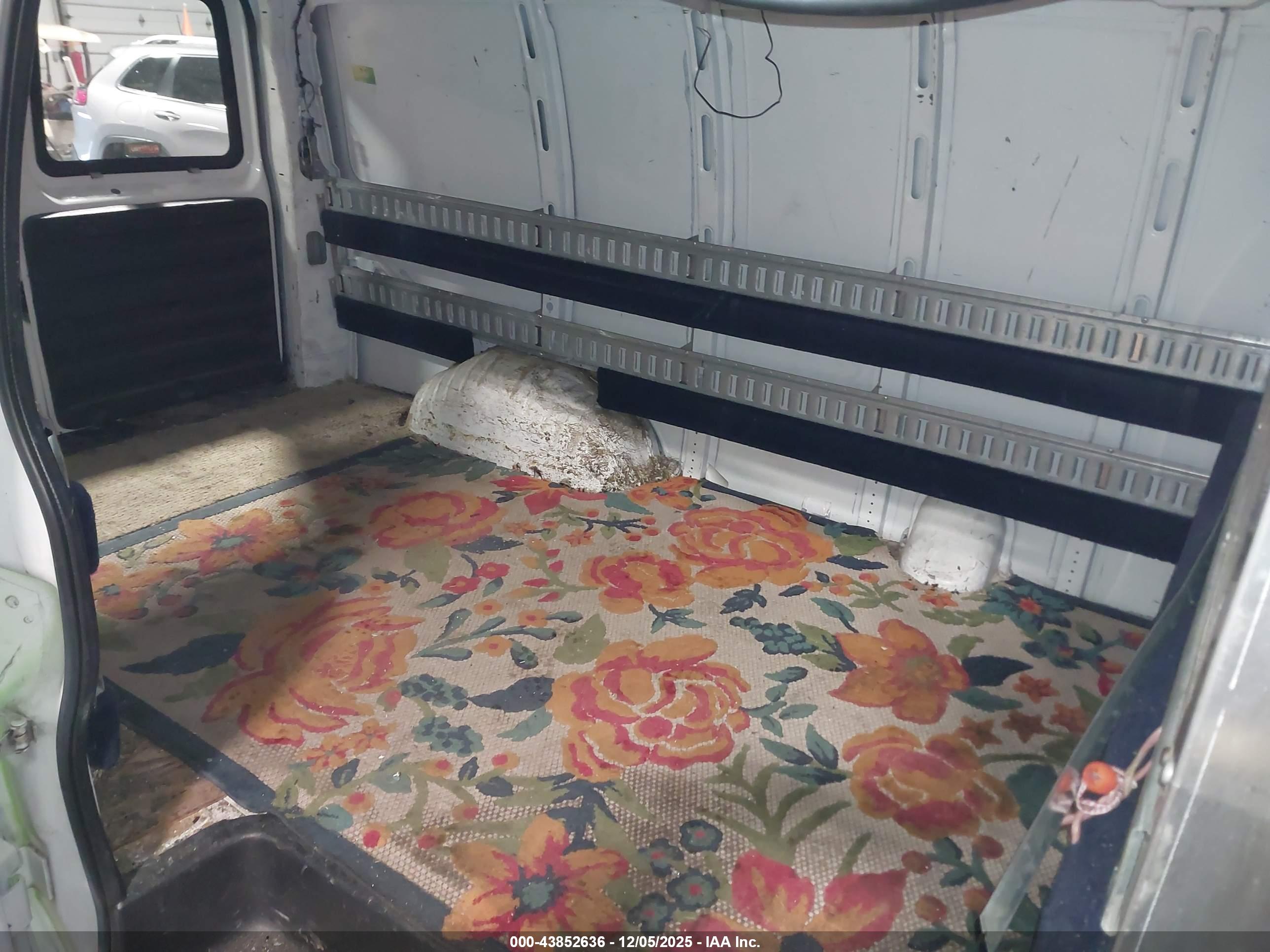 CHEVROLET EXPRESS image 8