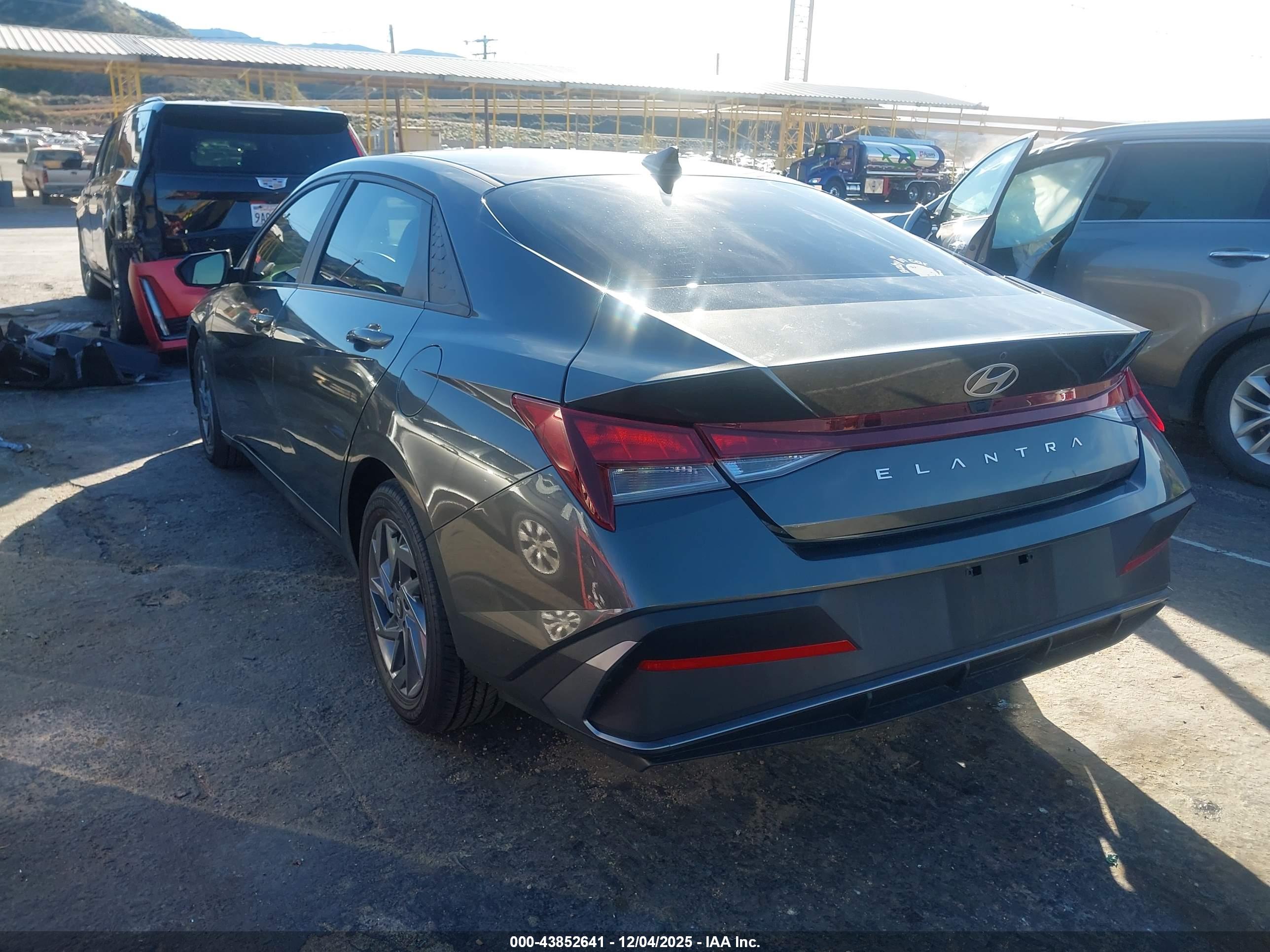 HYUNDAI ELANTRA image 3