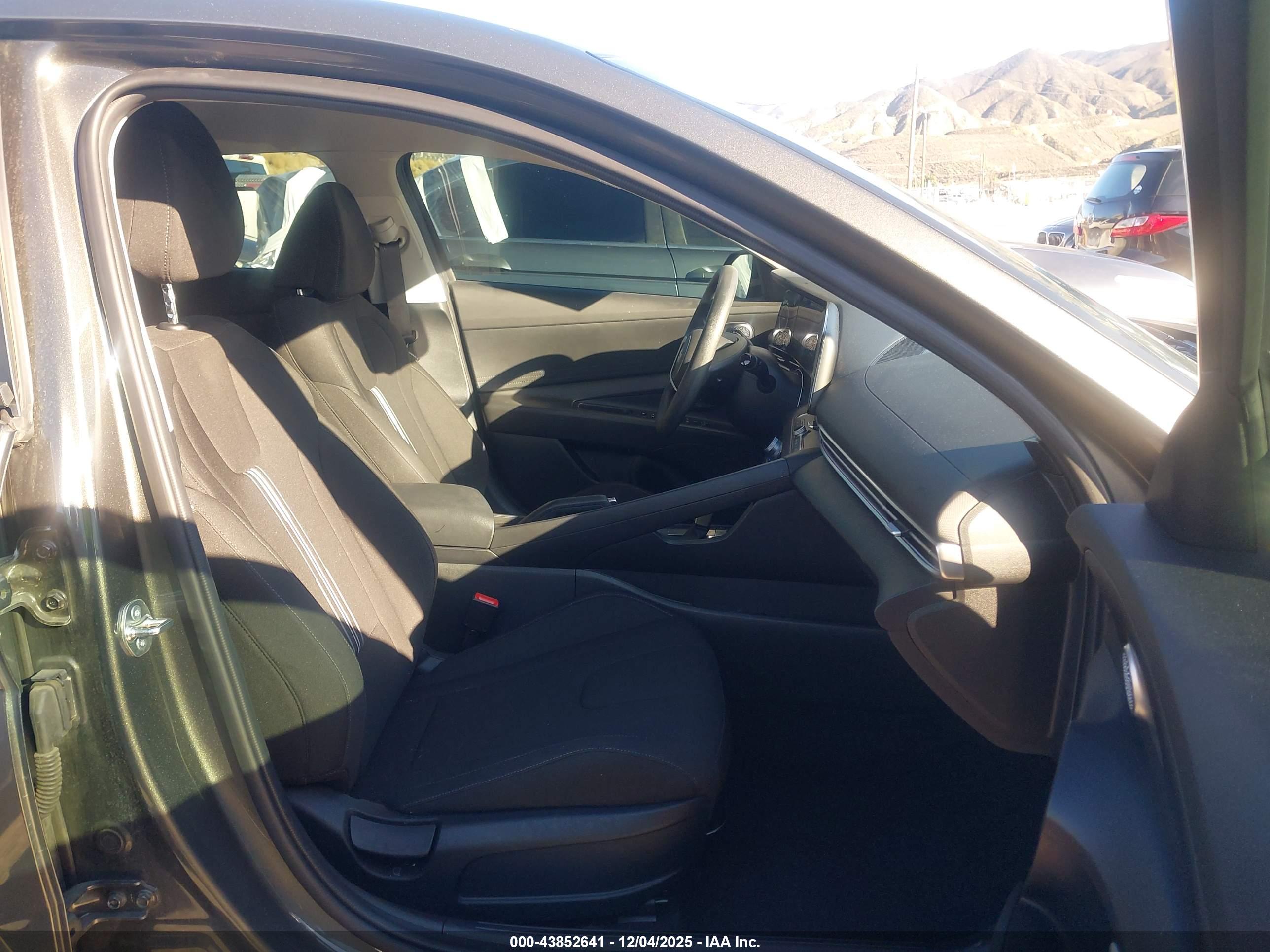 HYUNDAI ELANTRA image 5