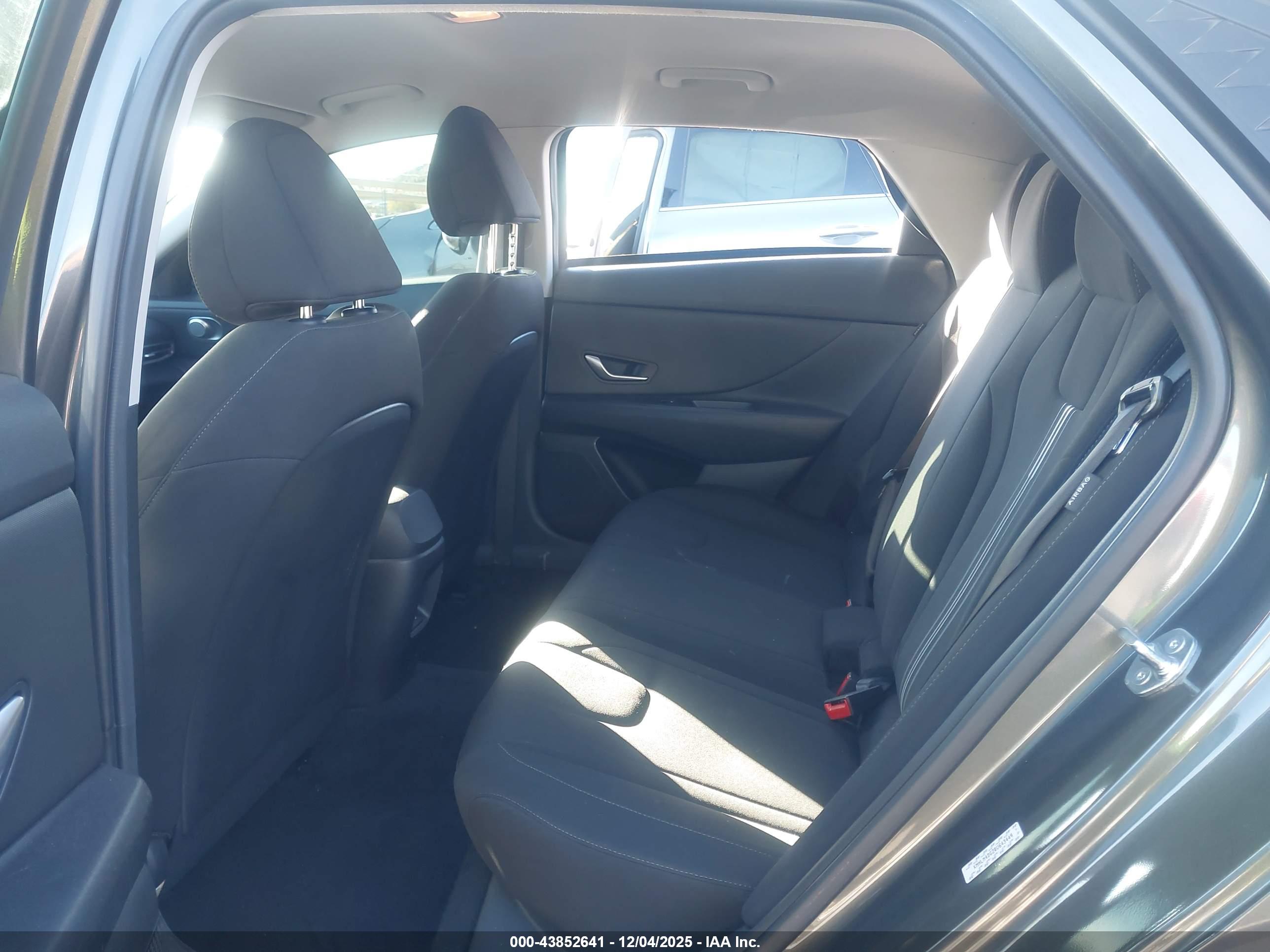 HYUNDAI ELANTRA image 8
