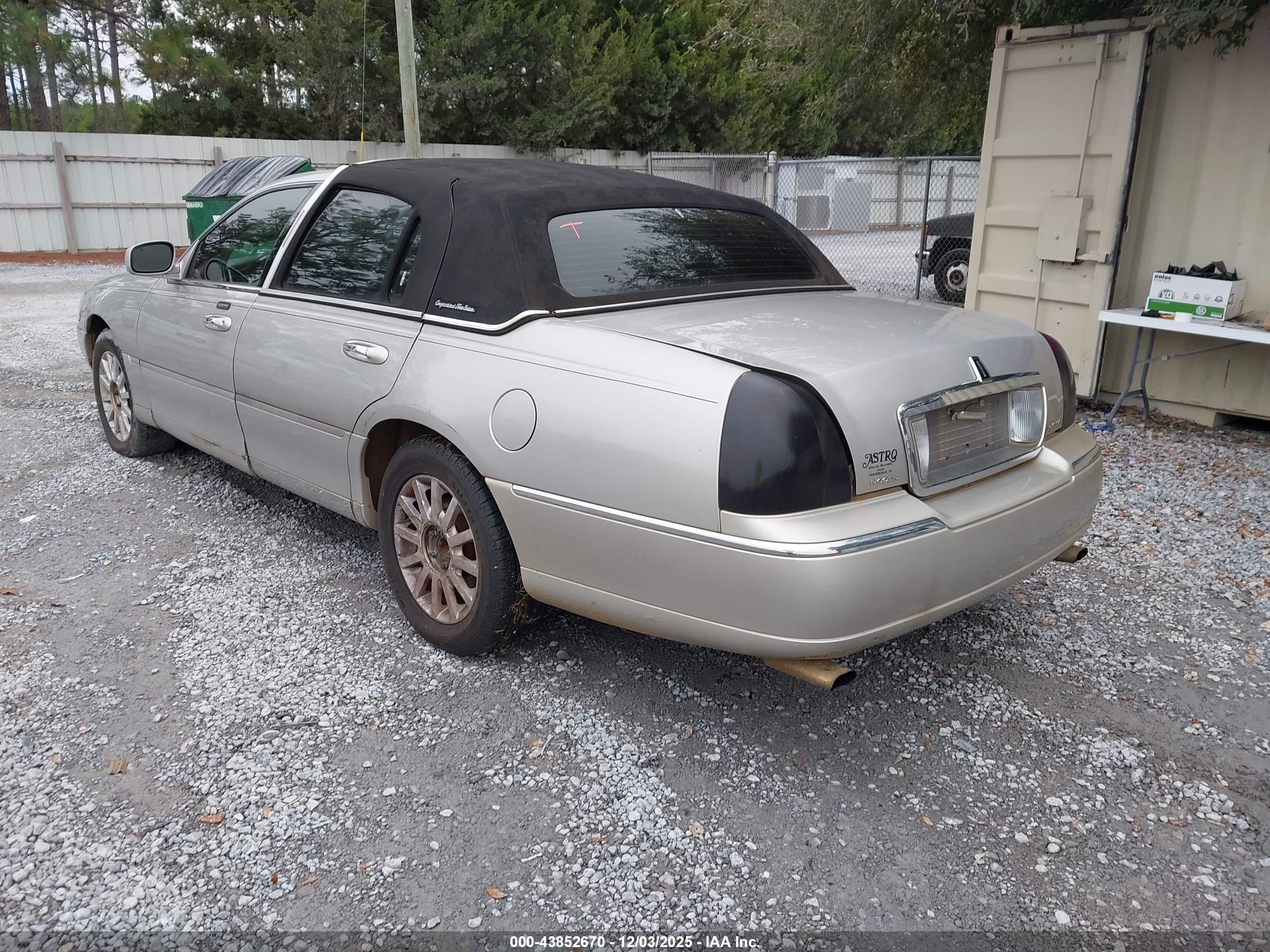LINCOLN TOWN image 3
