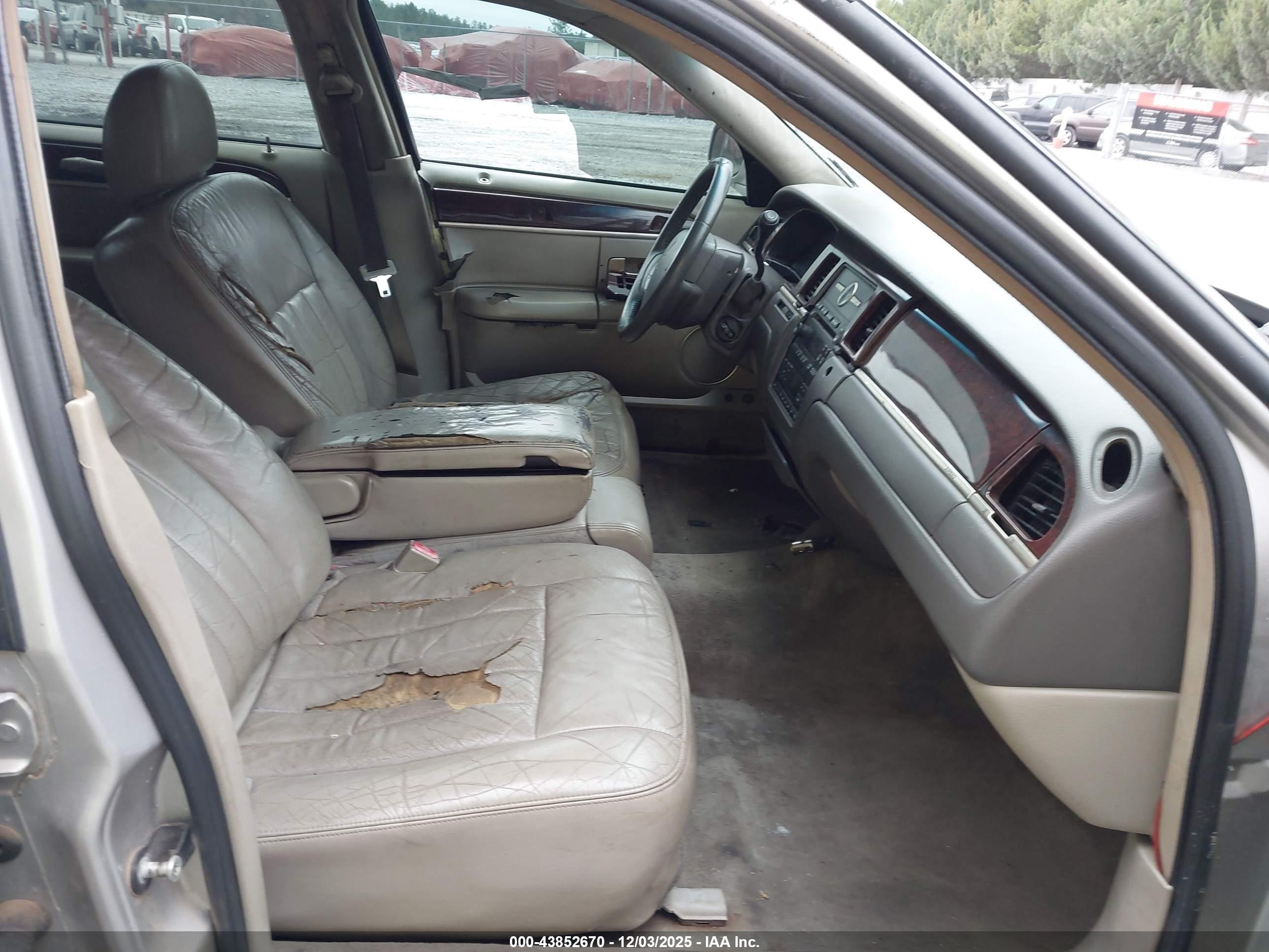 LINCOLN TOWN image 5