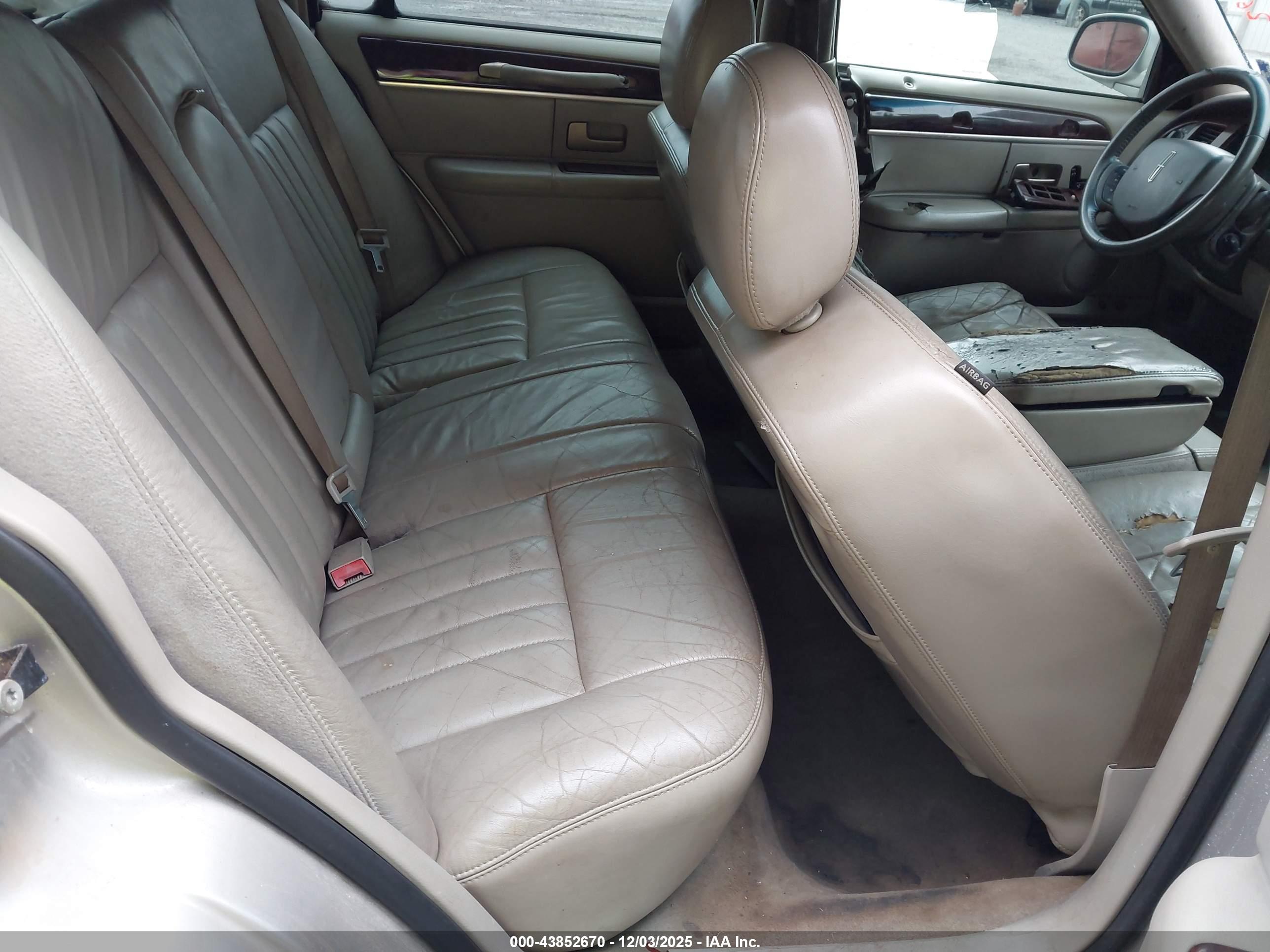 LINCOLN TOWN image 8