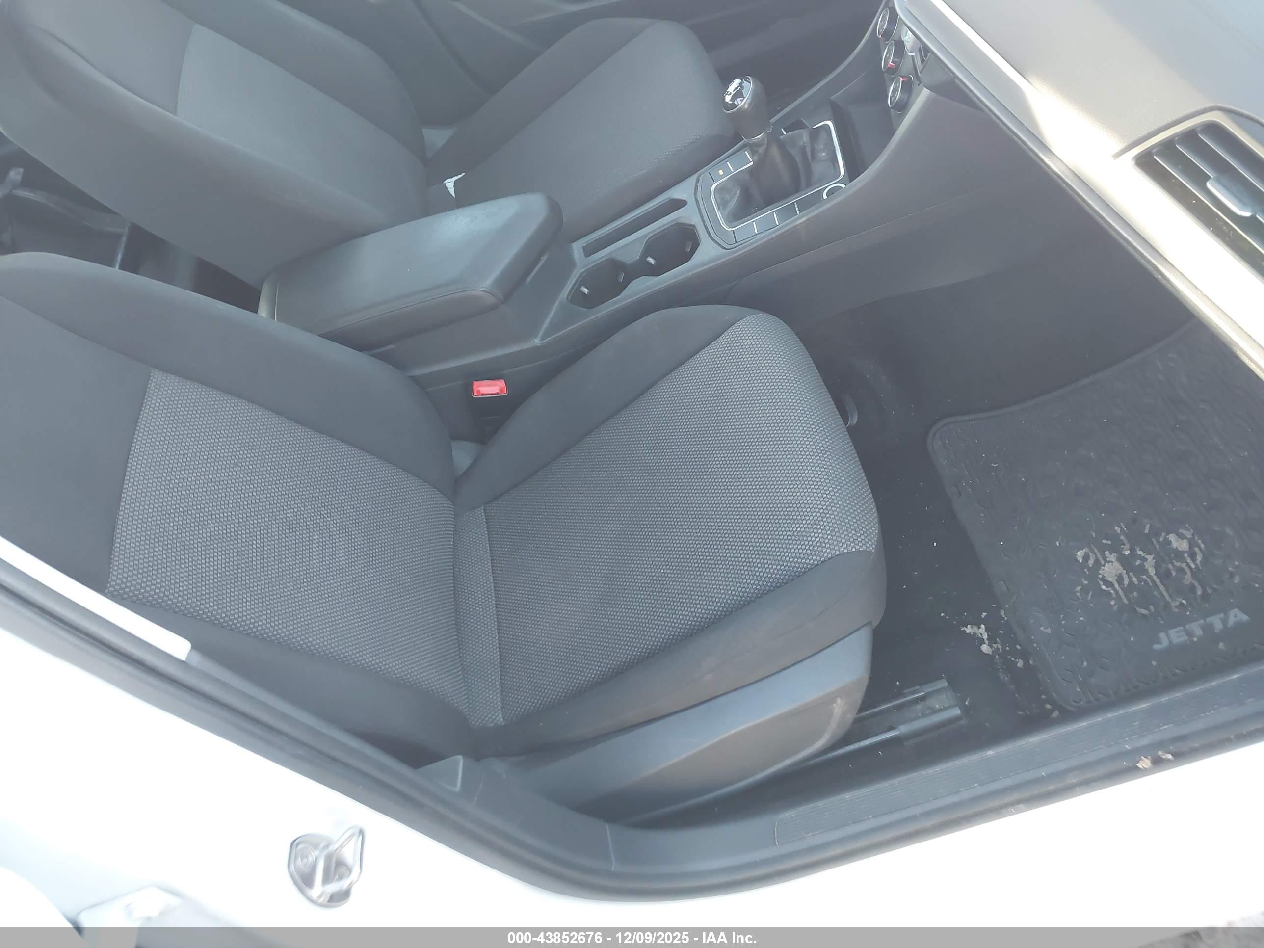 VOLKSWAGEN JETTA image 5