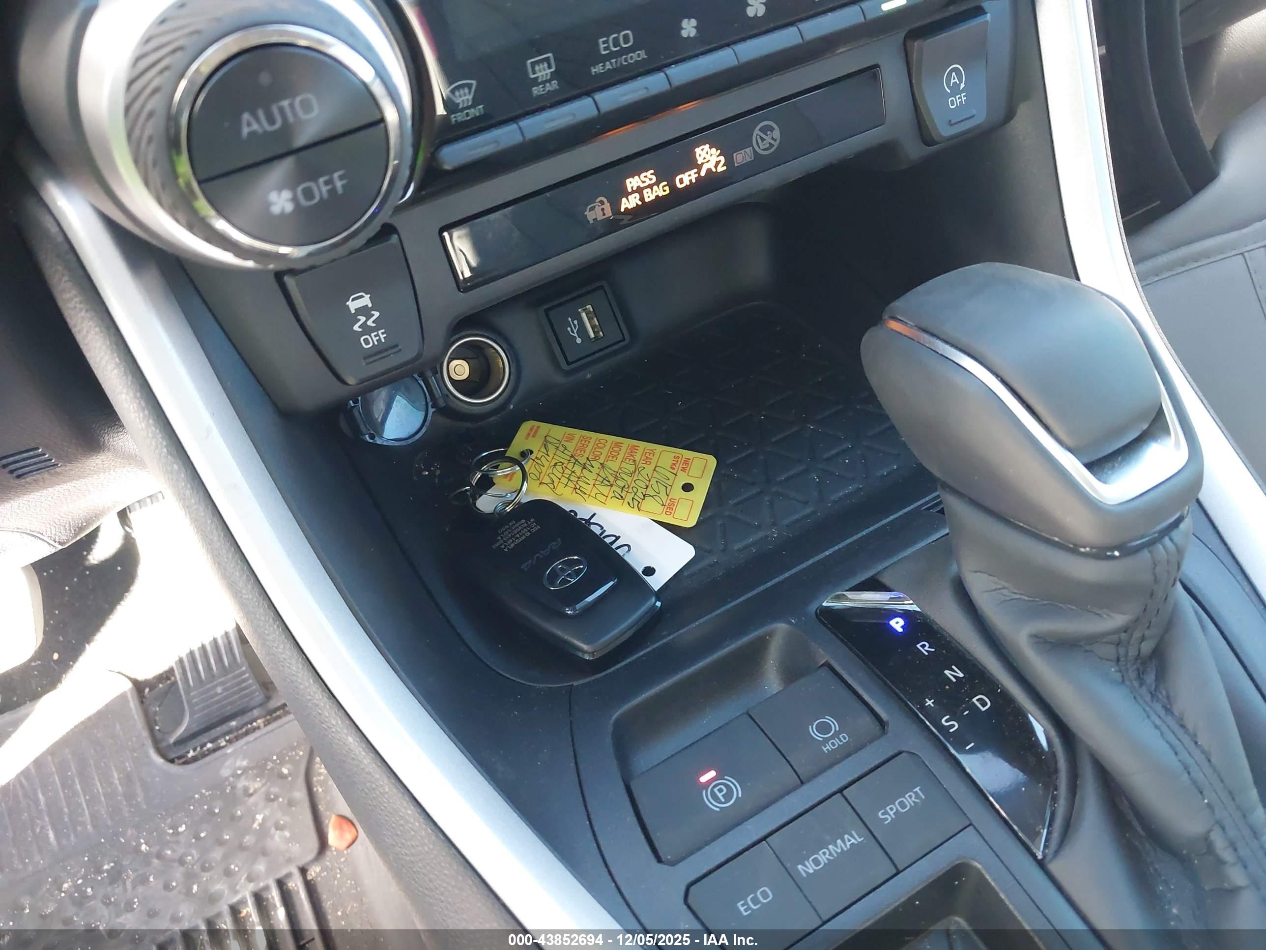 TOYOTA RAV4 image 11