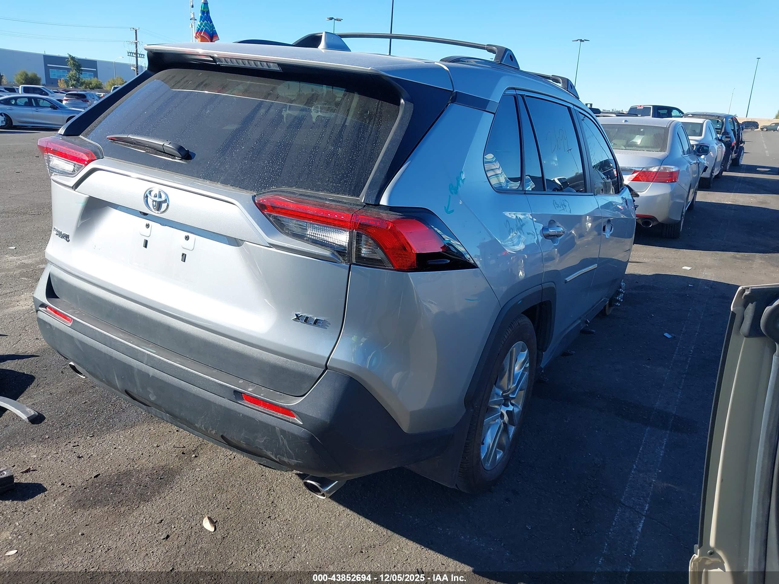 TOYOTA RAV4 image 4