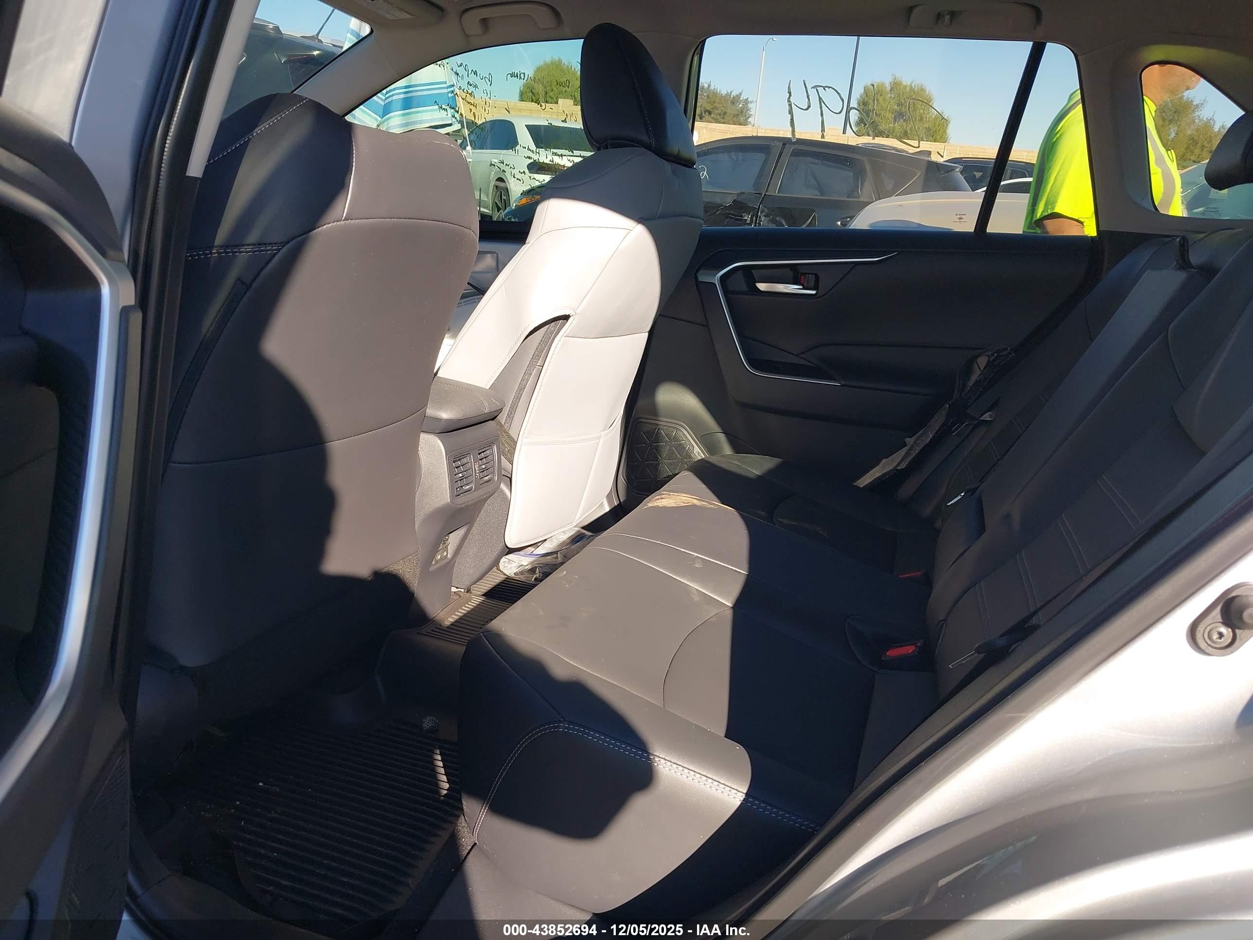 TOYOTA RAV4 image 8