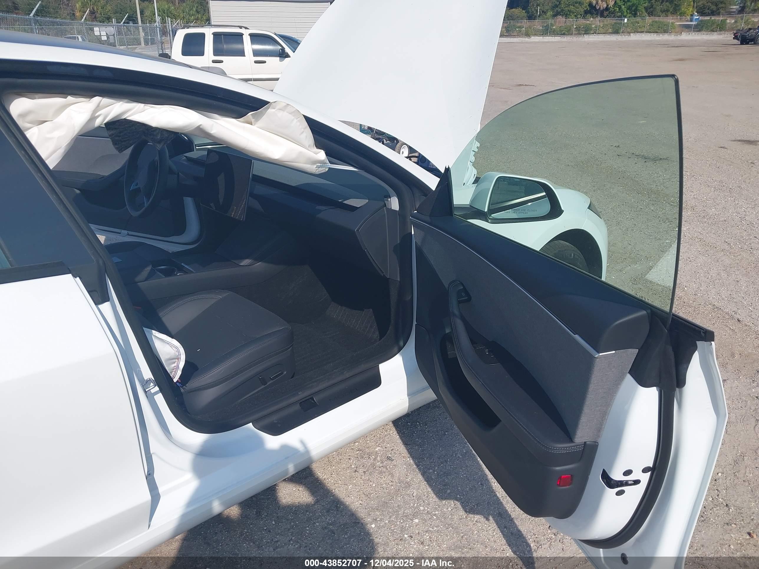 TESLA MODEL image 5