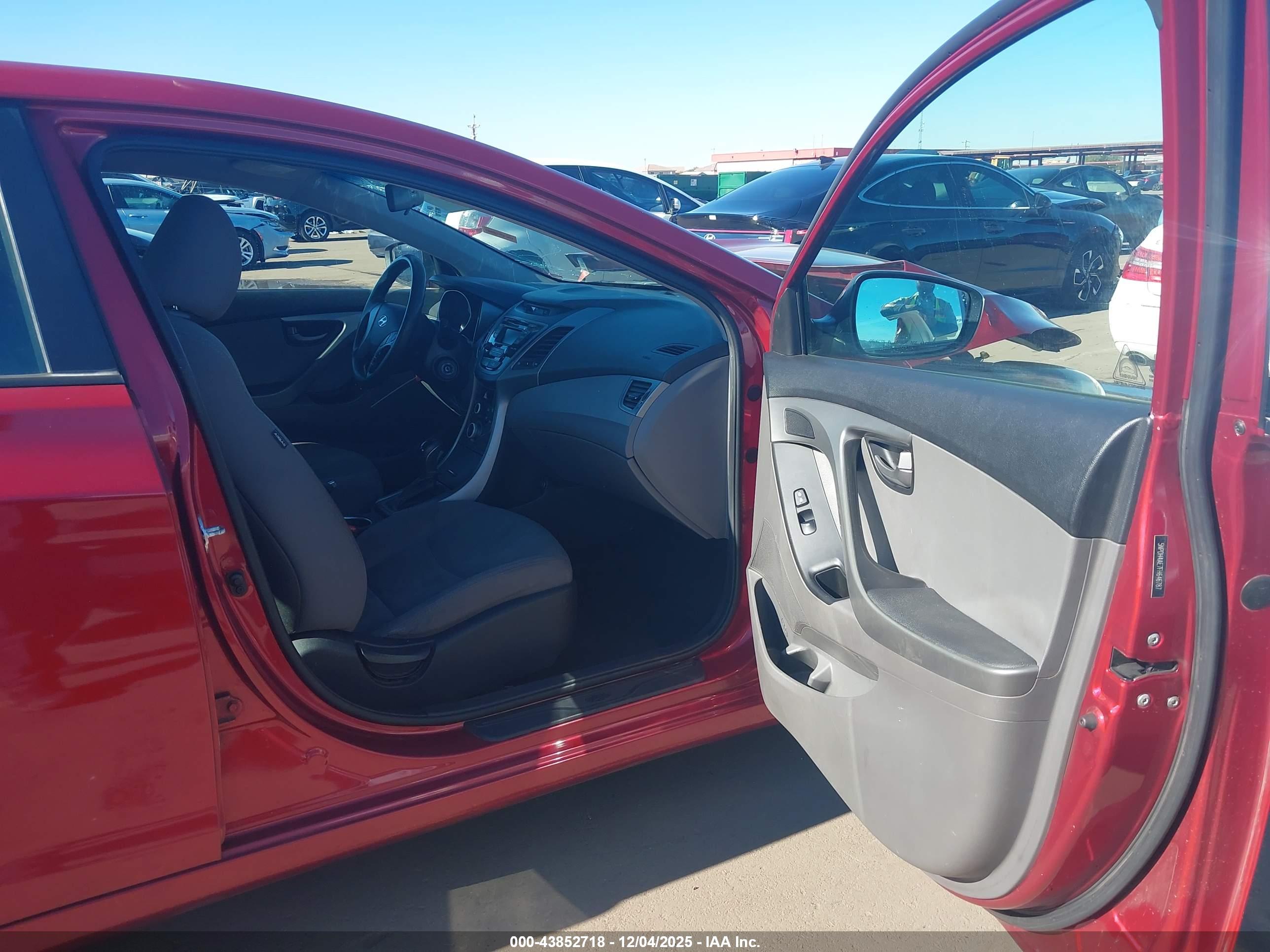 HYUNDAI ELANTRA image 5