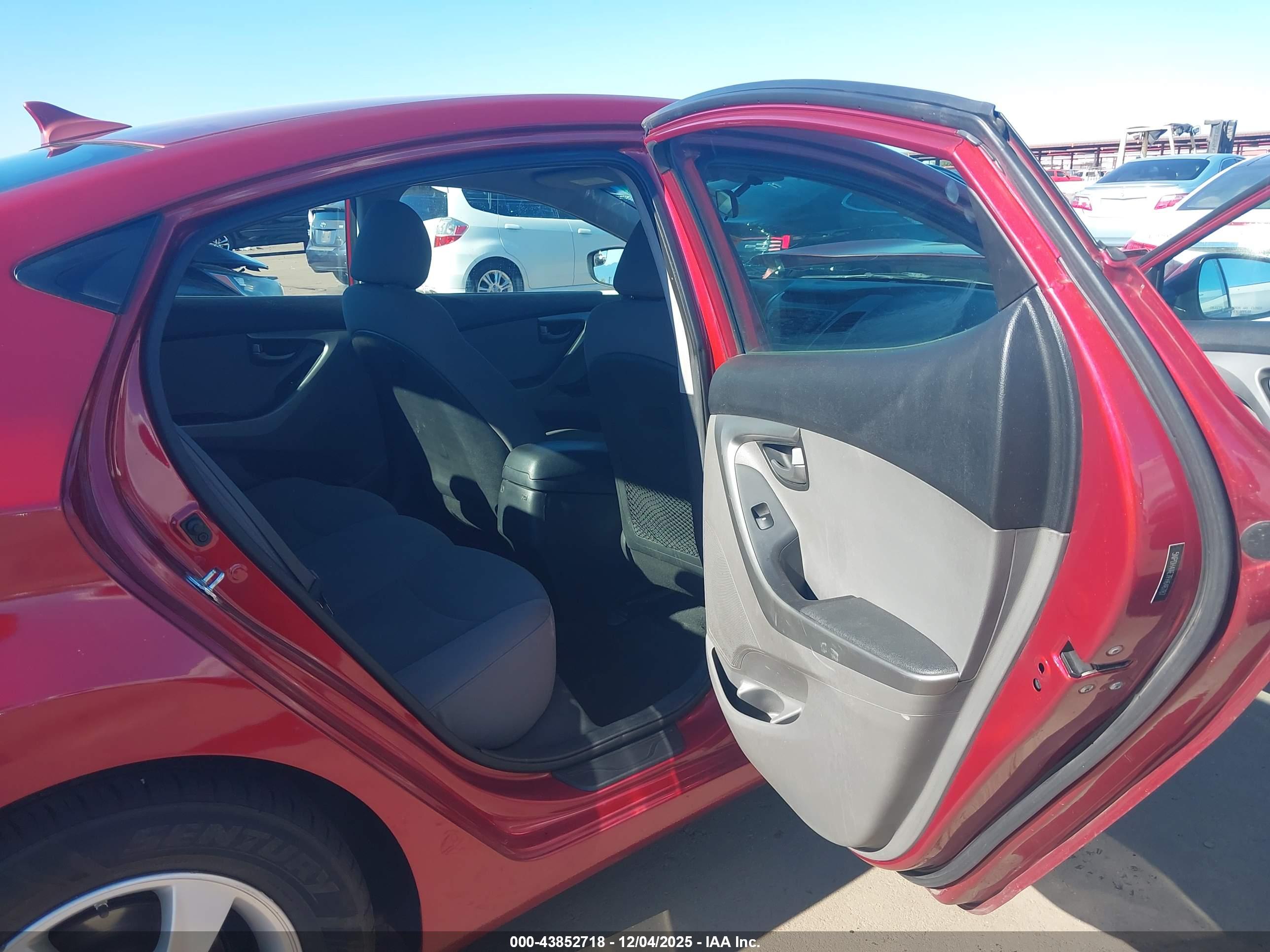 HYUNDAI ELANTRA image 8