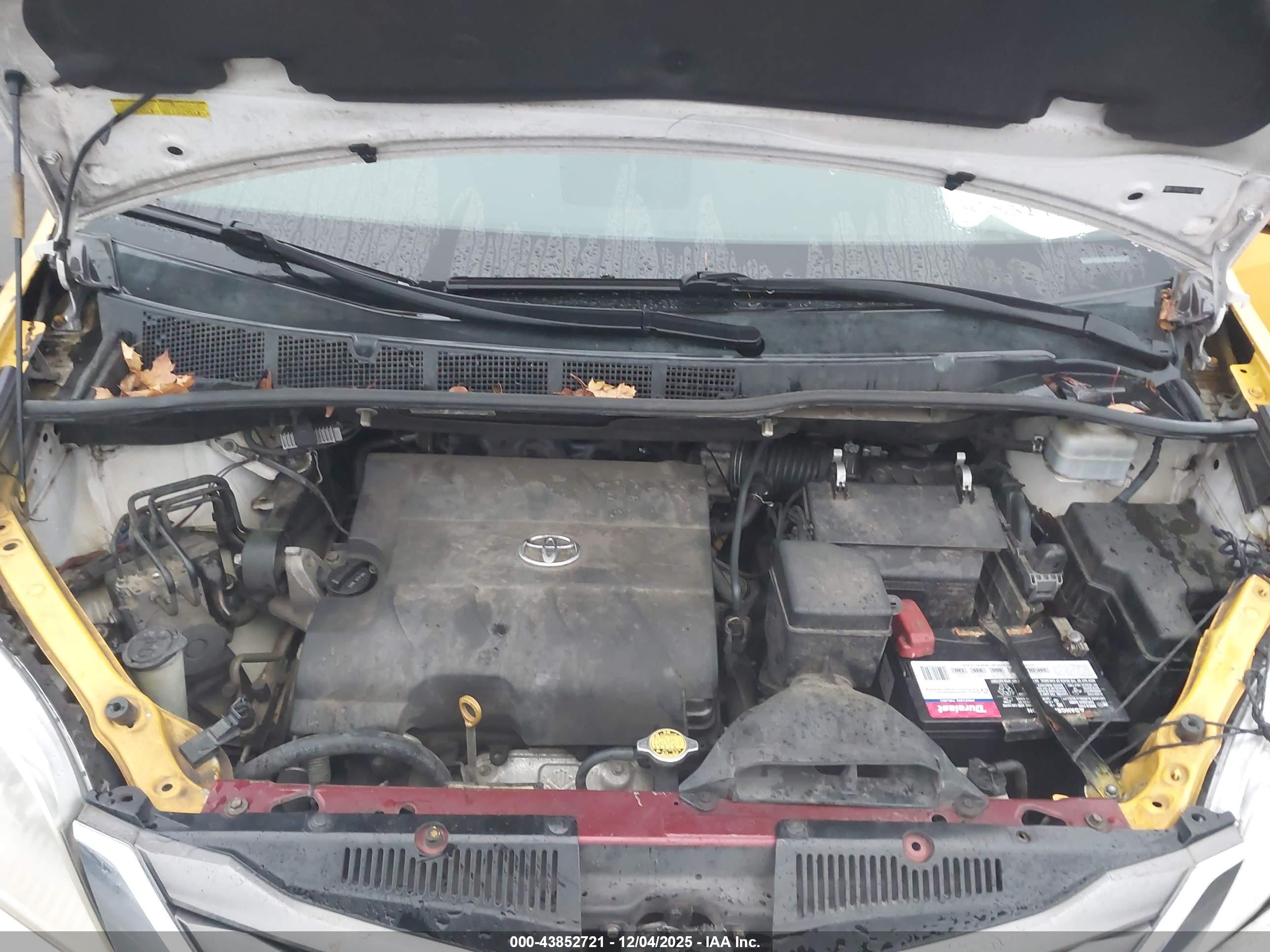 TOYOTA SIENNA image 10