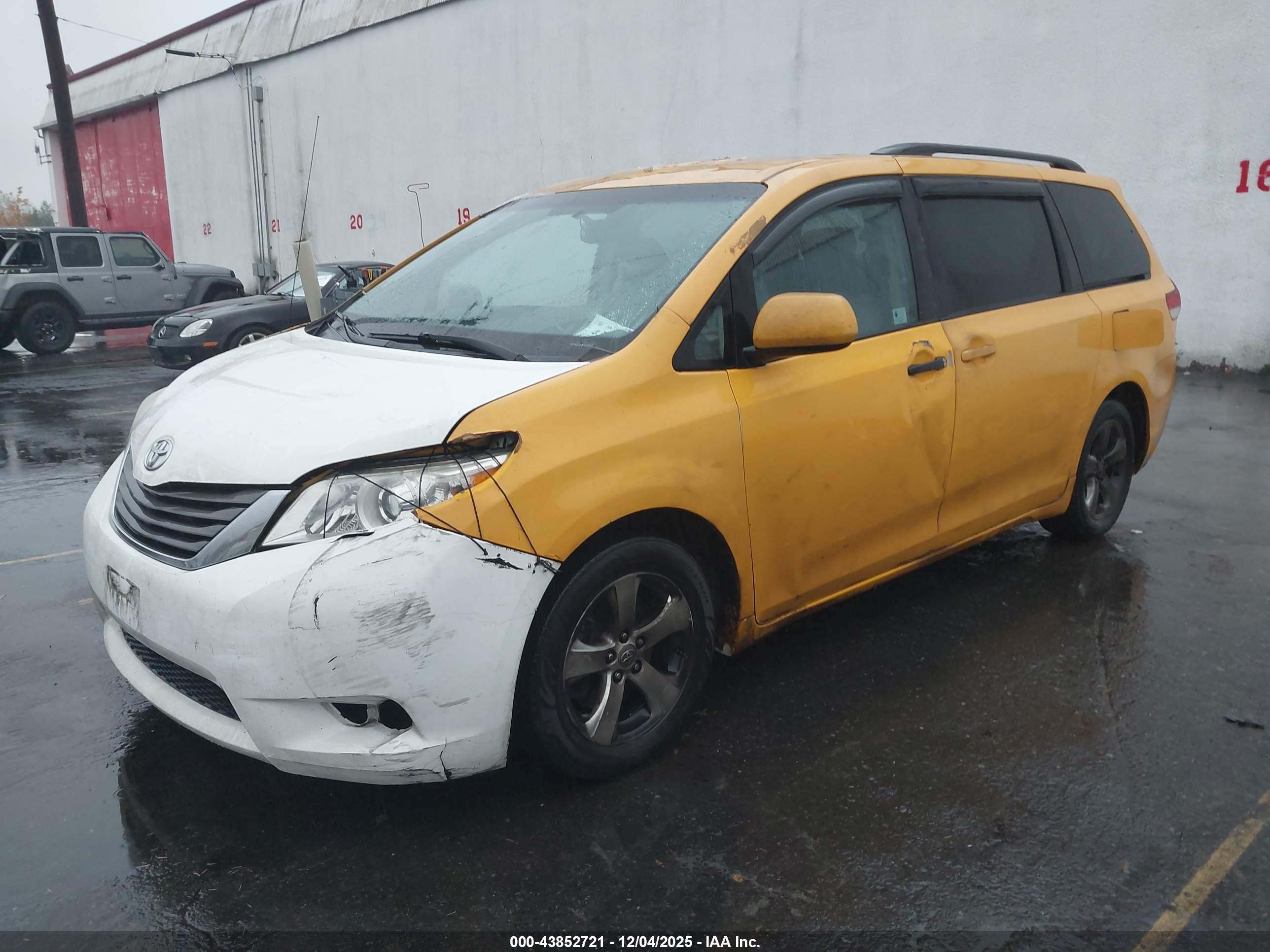 TOYOTA SIENNA image 2