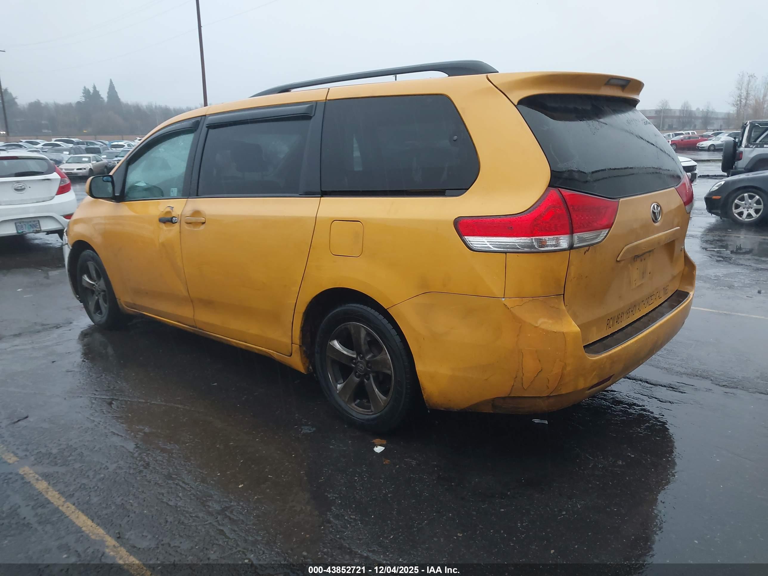 TOYOTA SIENNA image 3