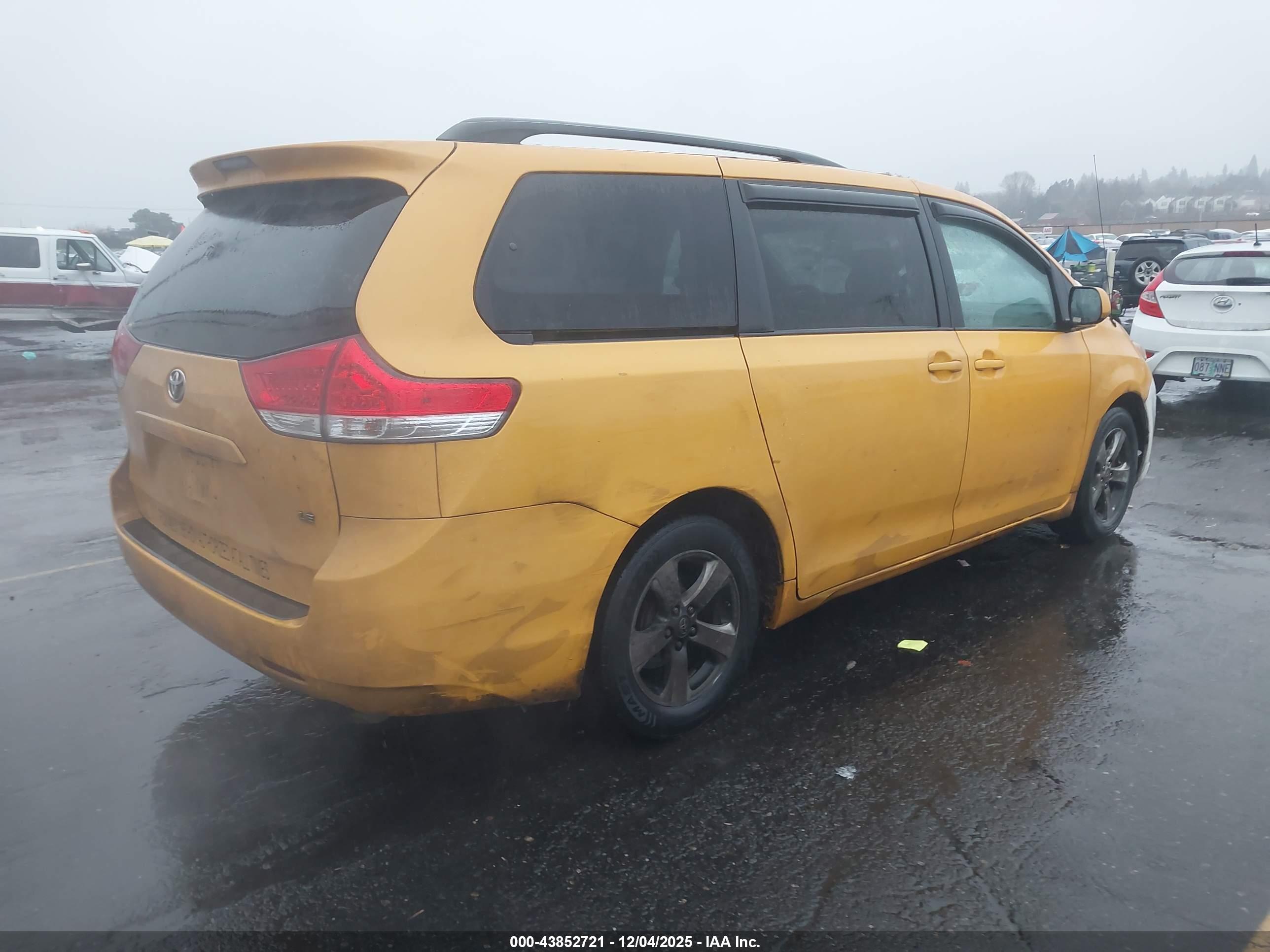 TOYOTA SIENNA image 4