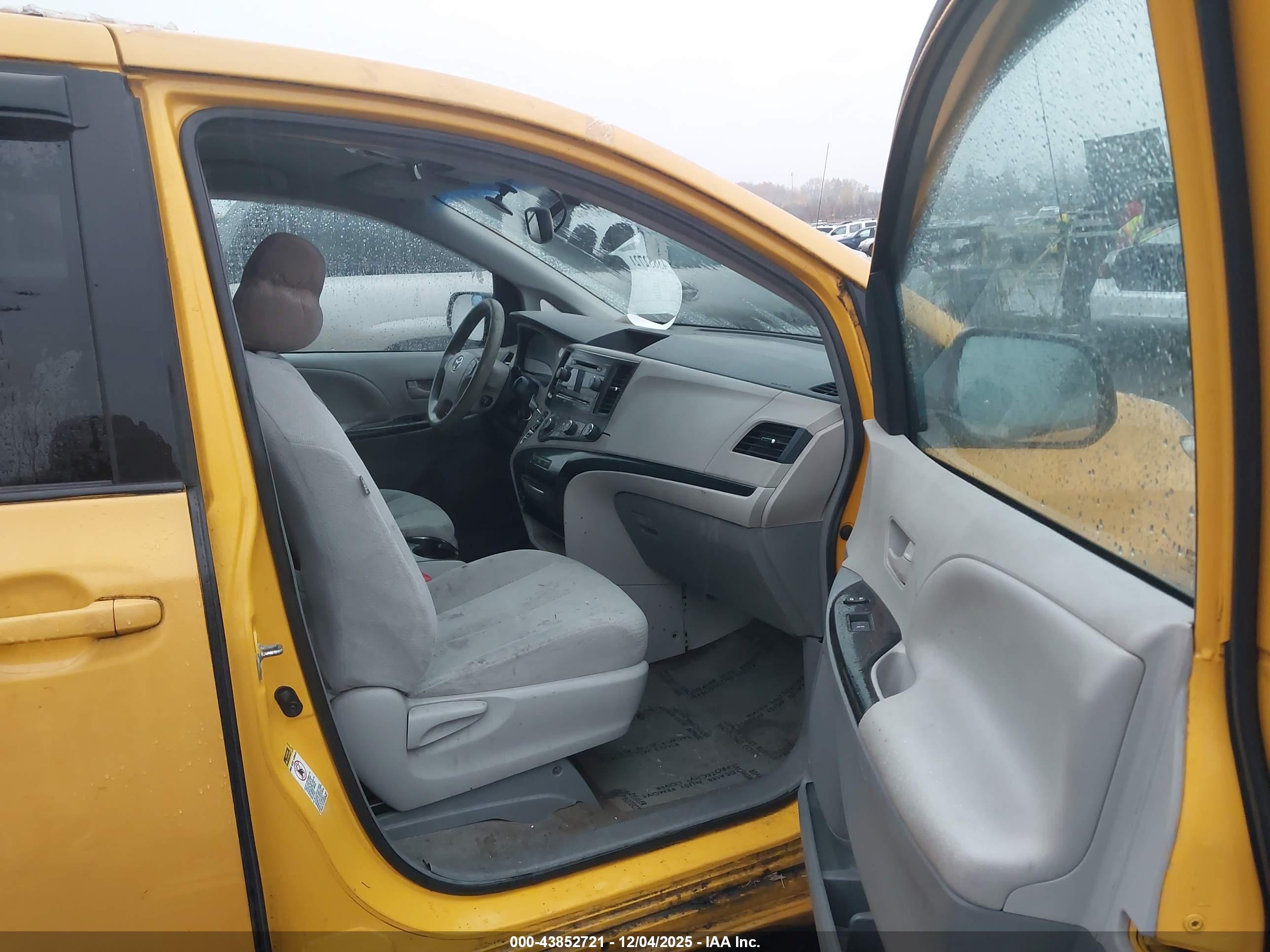 TOYOTA SIENNA image 5