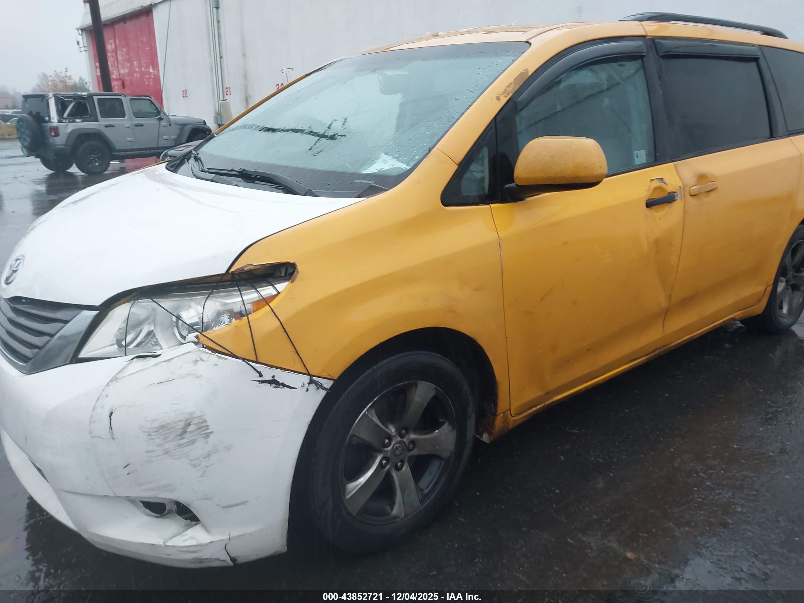 TOYOTA SIENNA image 6