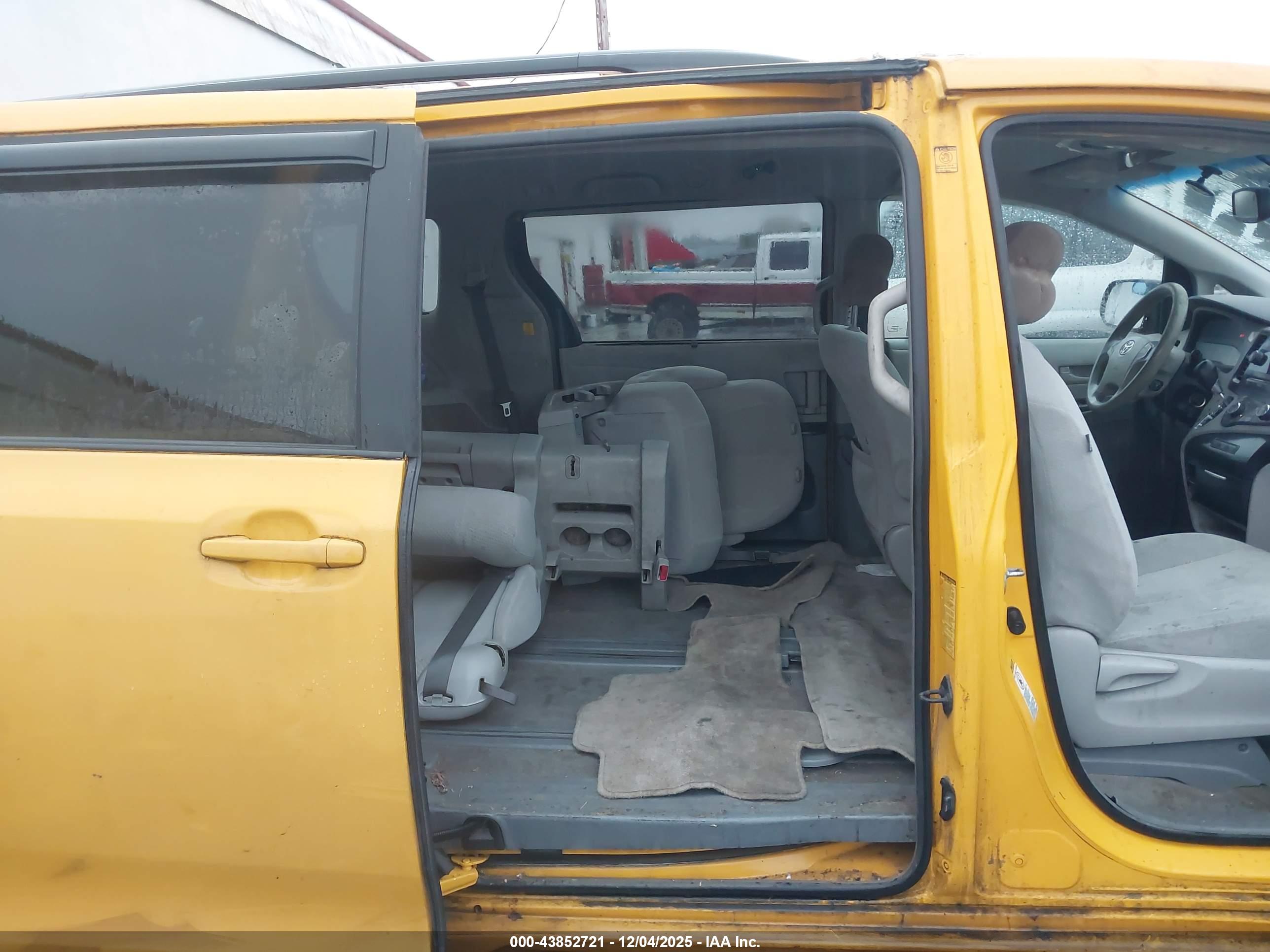 TOYOTA SIENNA image 8