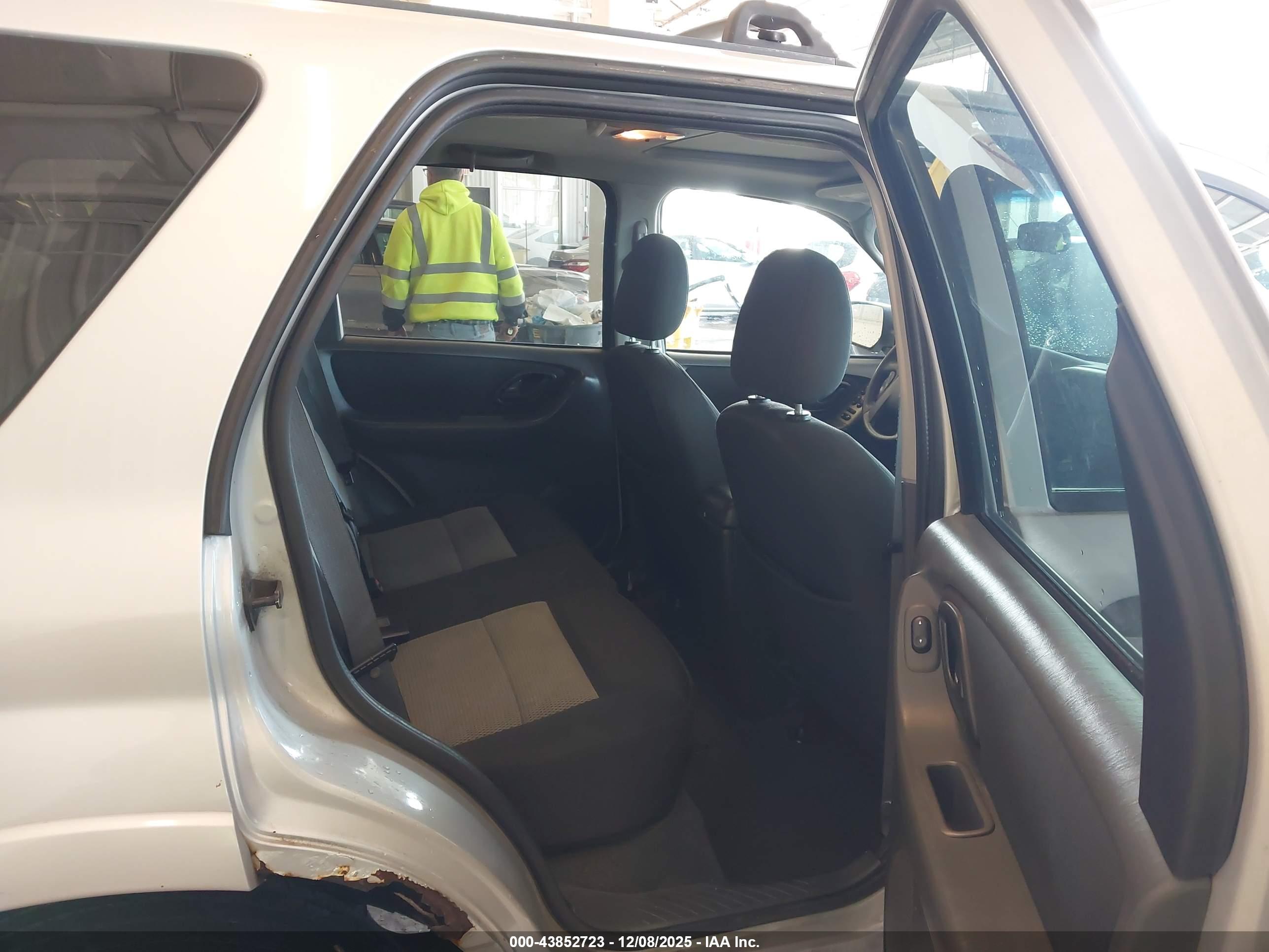 FORD ESCAPE image 8