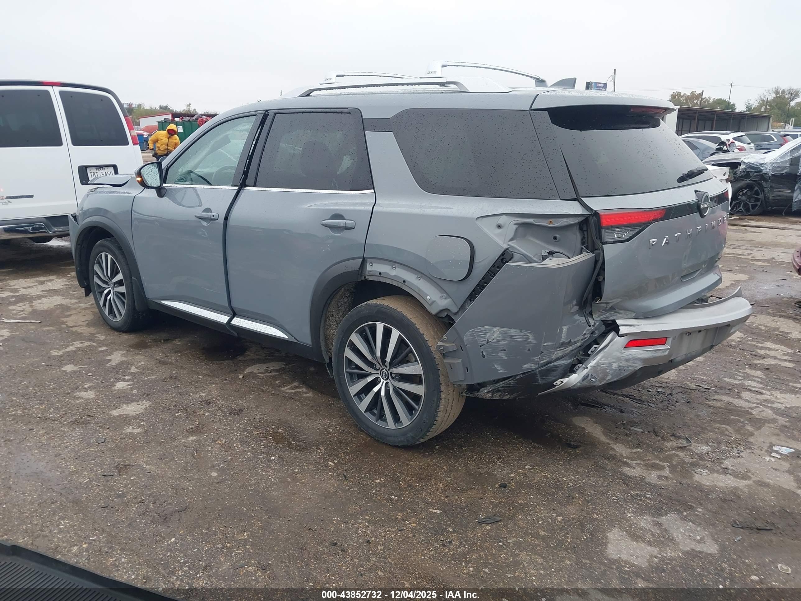 NISSAN PATHFINDER image 3