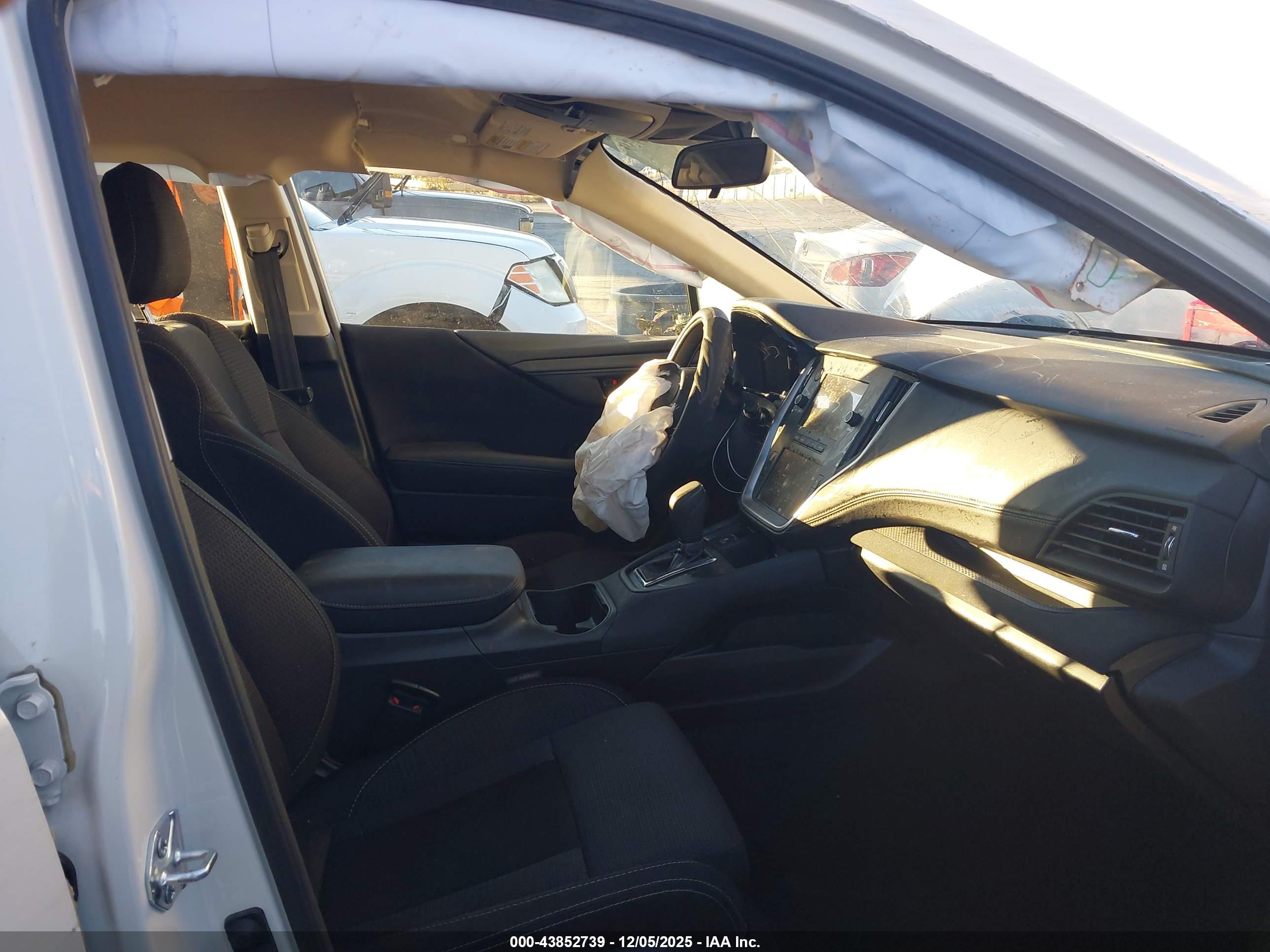 SUBARU OUTBACK image 5