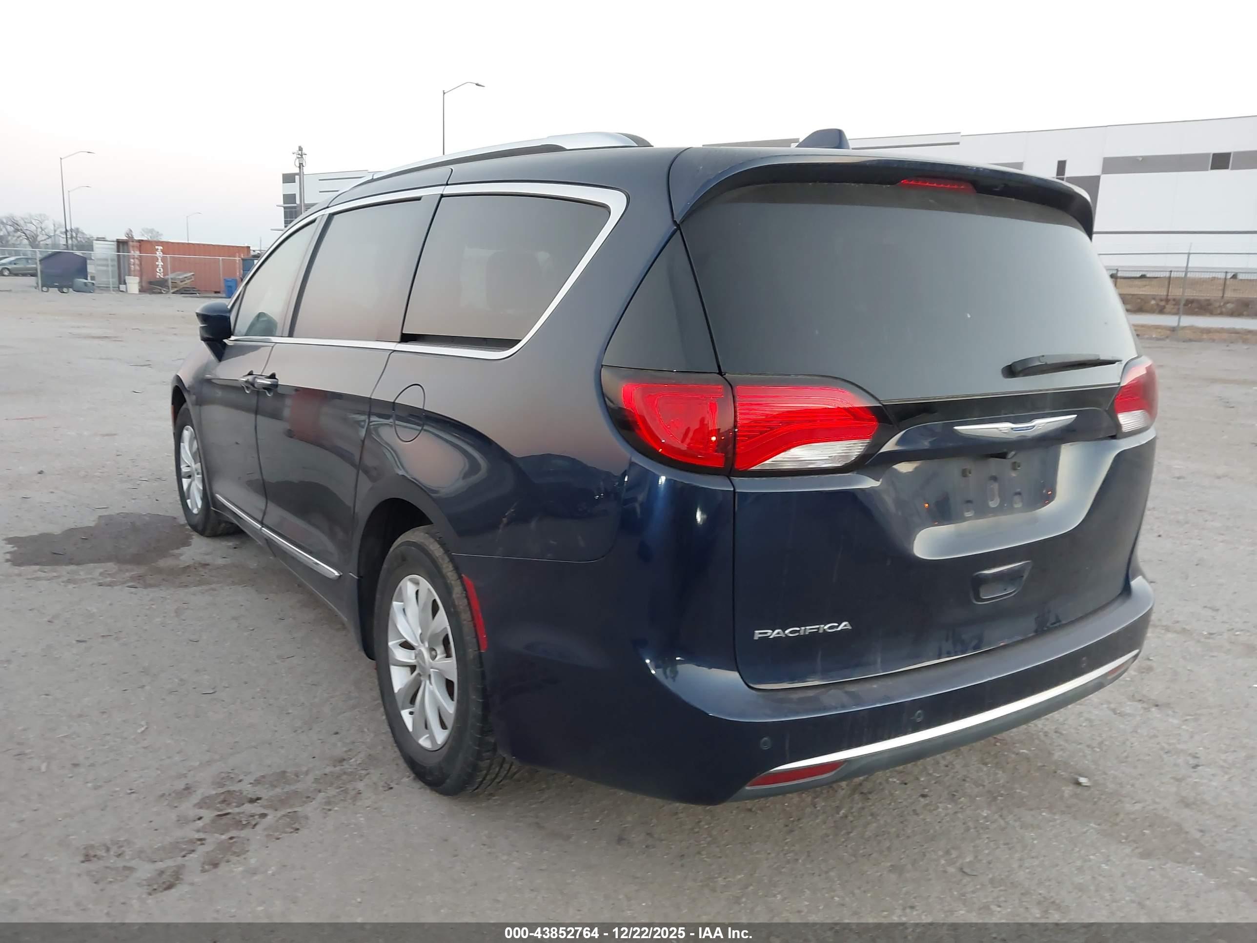 CHRYSLER PACIFICA image 3