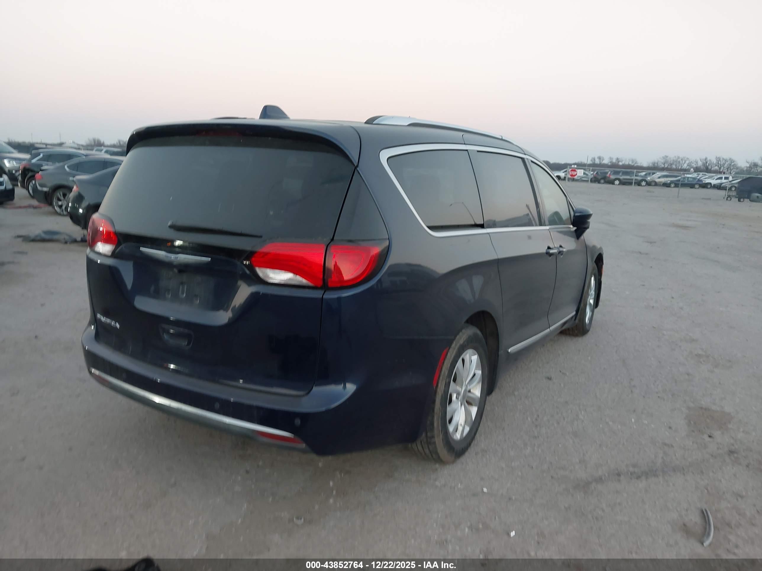 CHRYSLER PACIFICA image 4