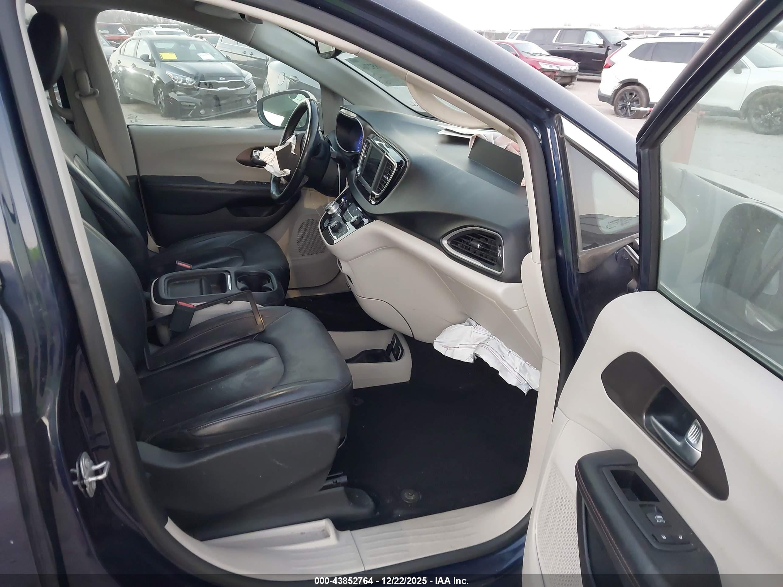 CHRYSLER PACIFICA image 5