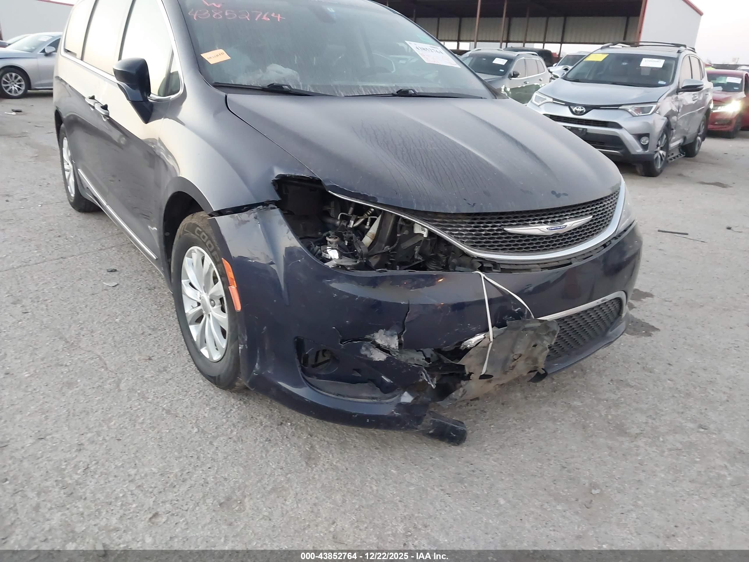 CHRYSLER PACIFICA image 6