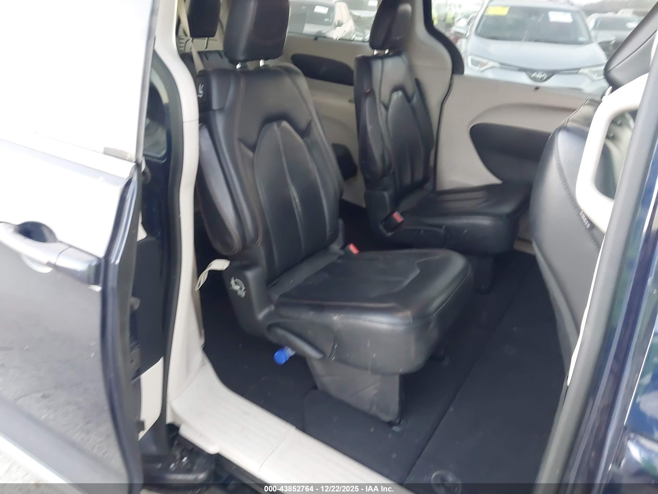 CHRYSLER PACIFICA image 8