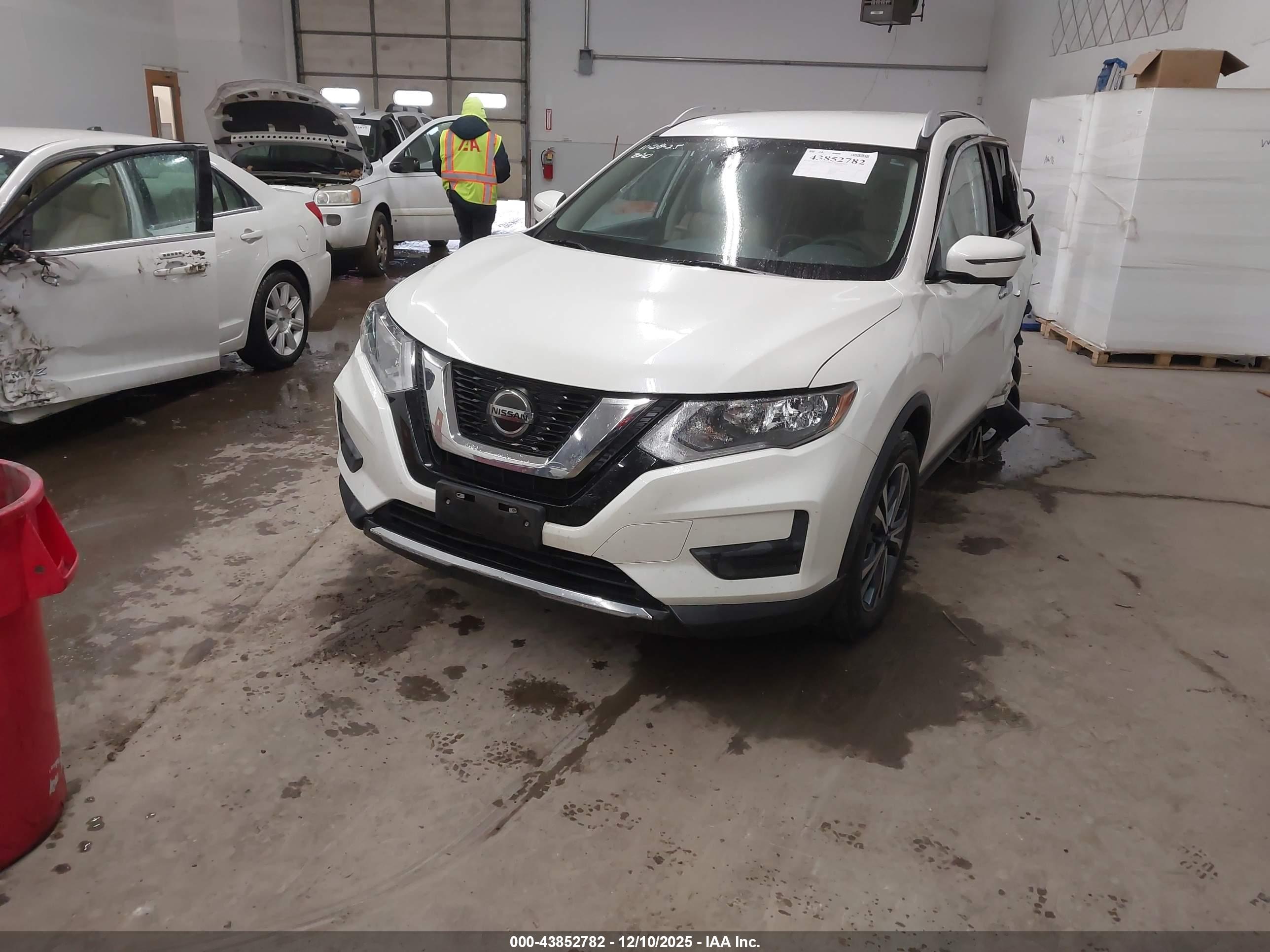 NISSAN ROGUE image 2