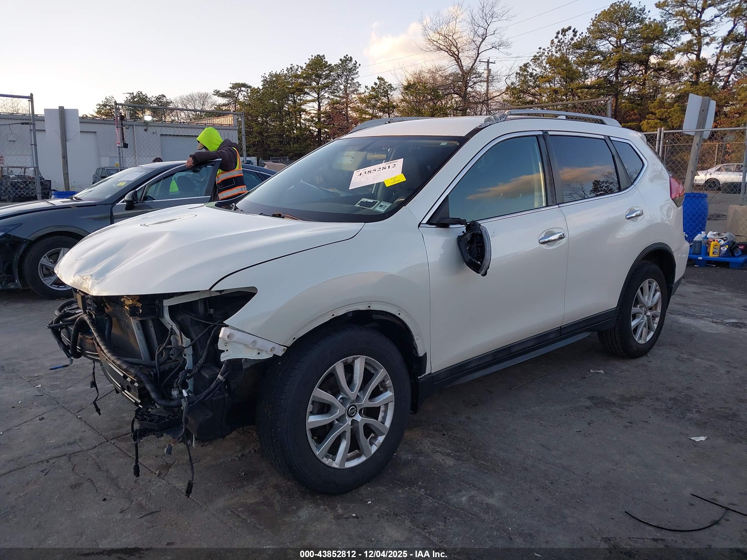 NISSAN ROGUE image 2
