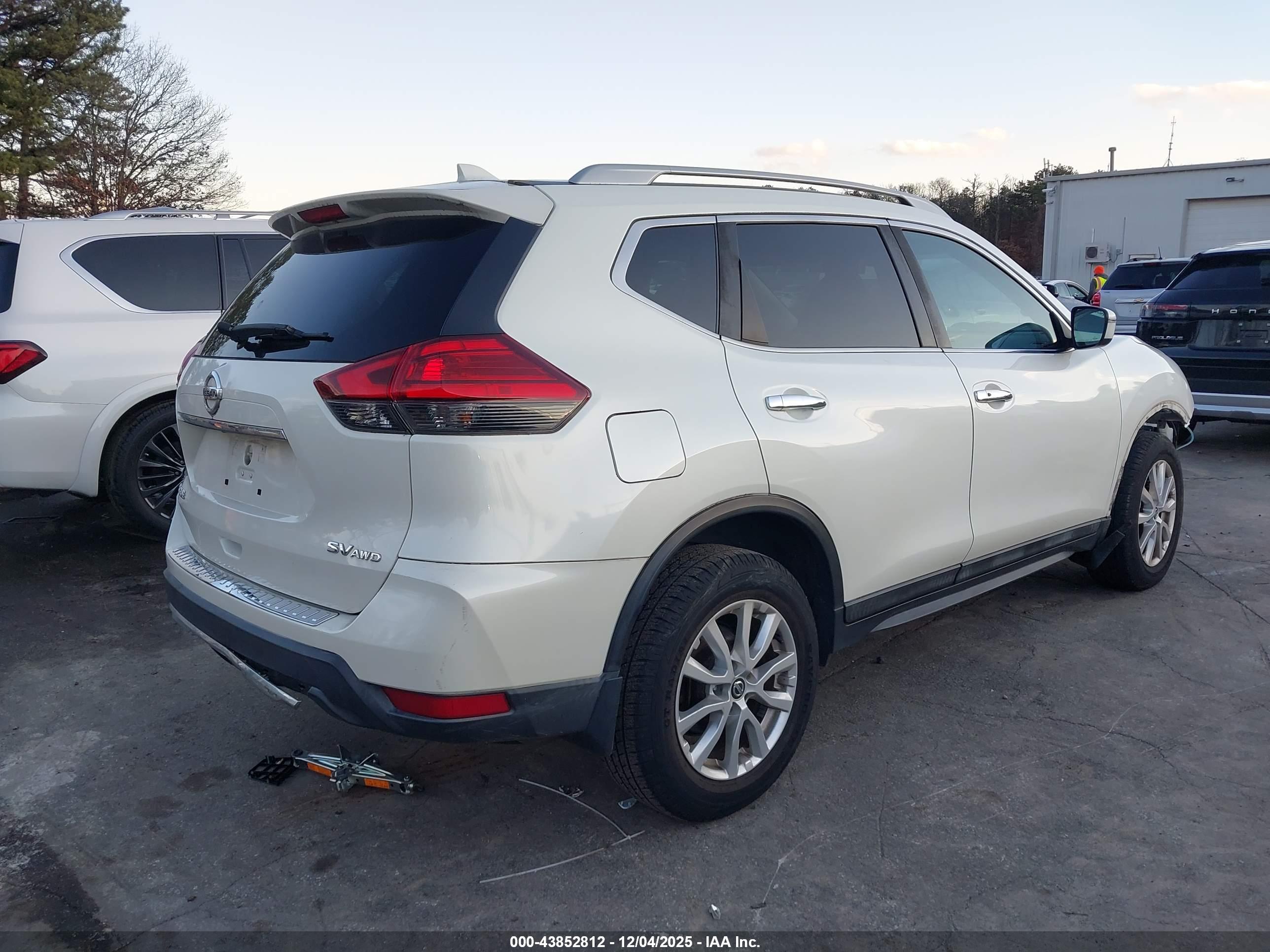 NISSAN ROGUE image 4