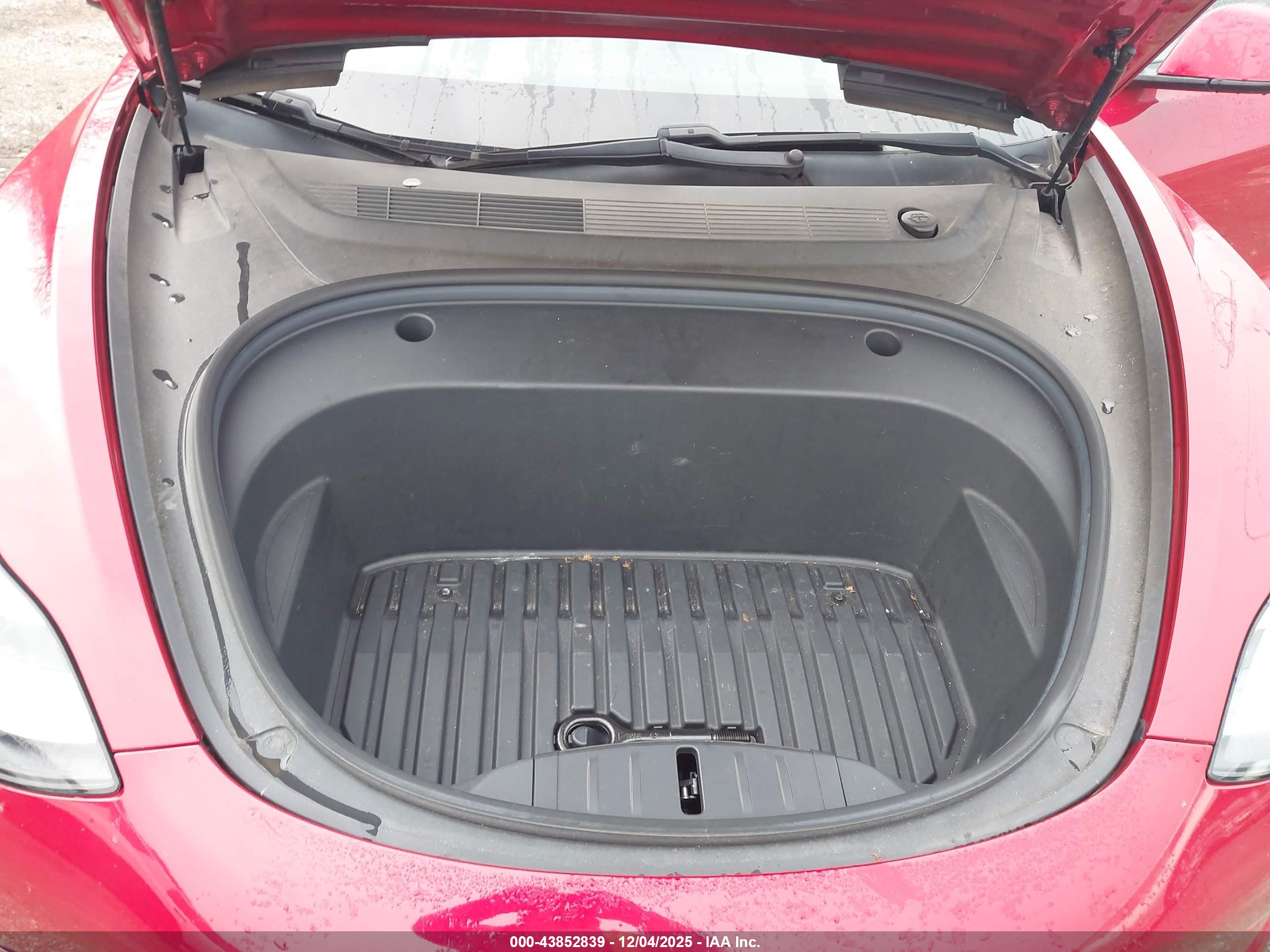 TESLA MODEL image 10