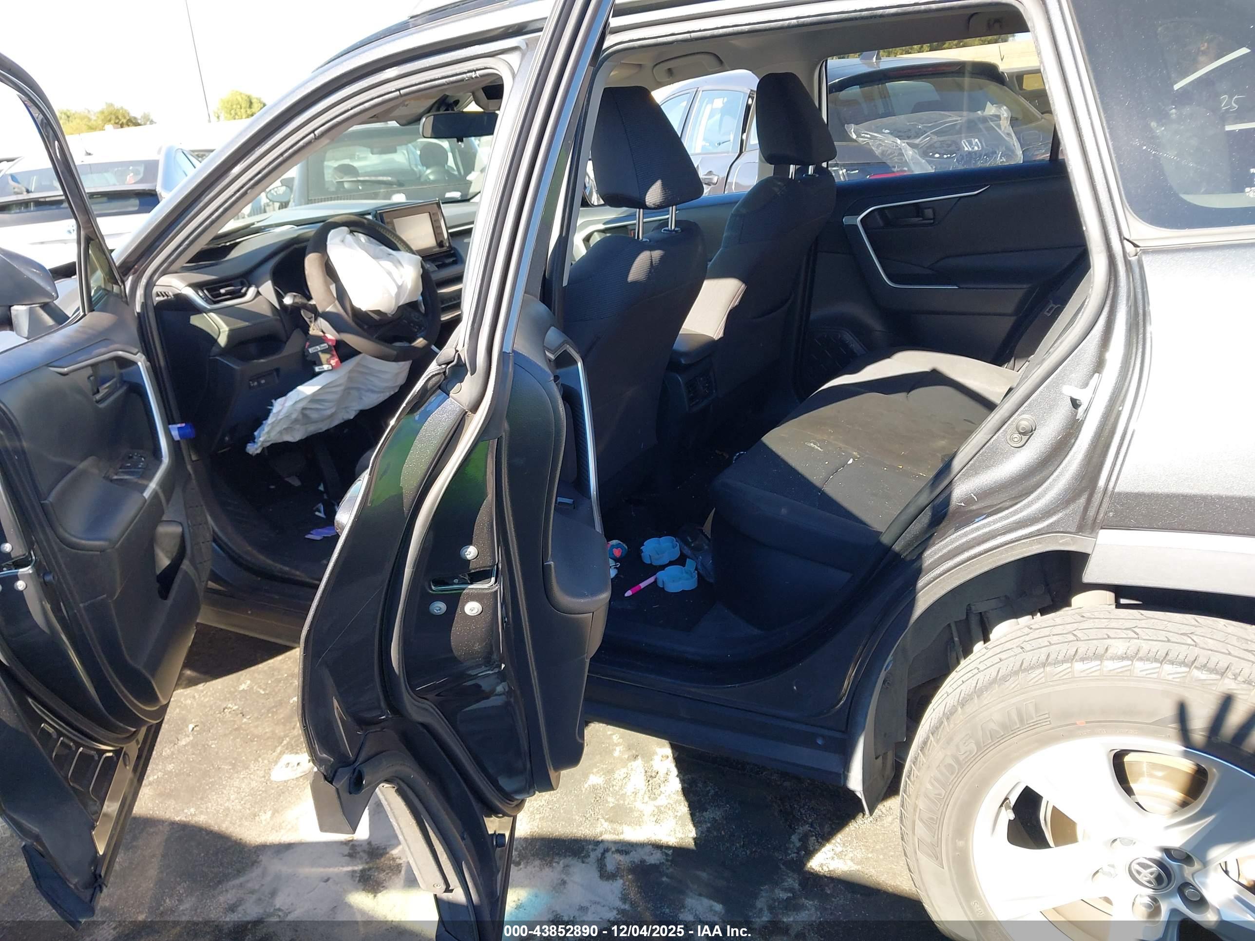TOYOTA RAV4 image 8