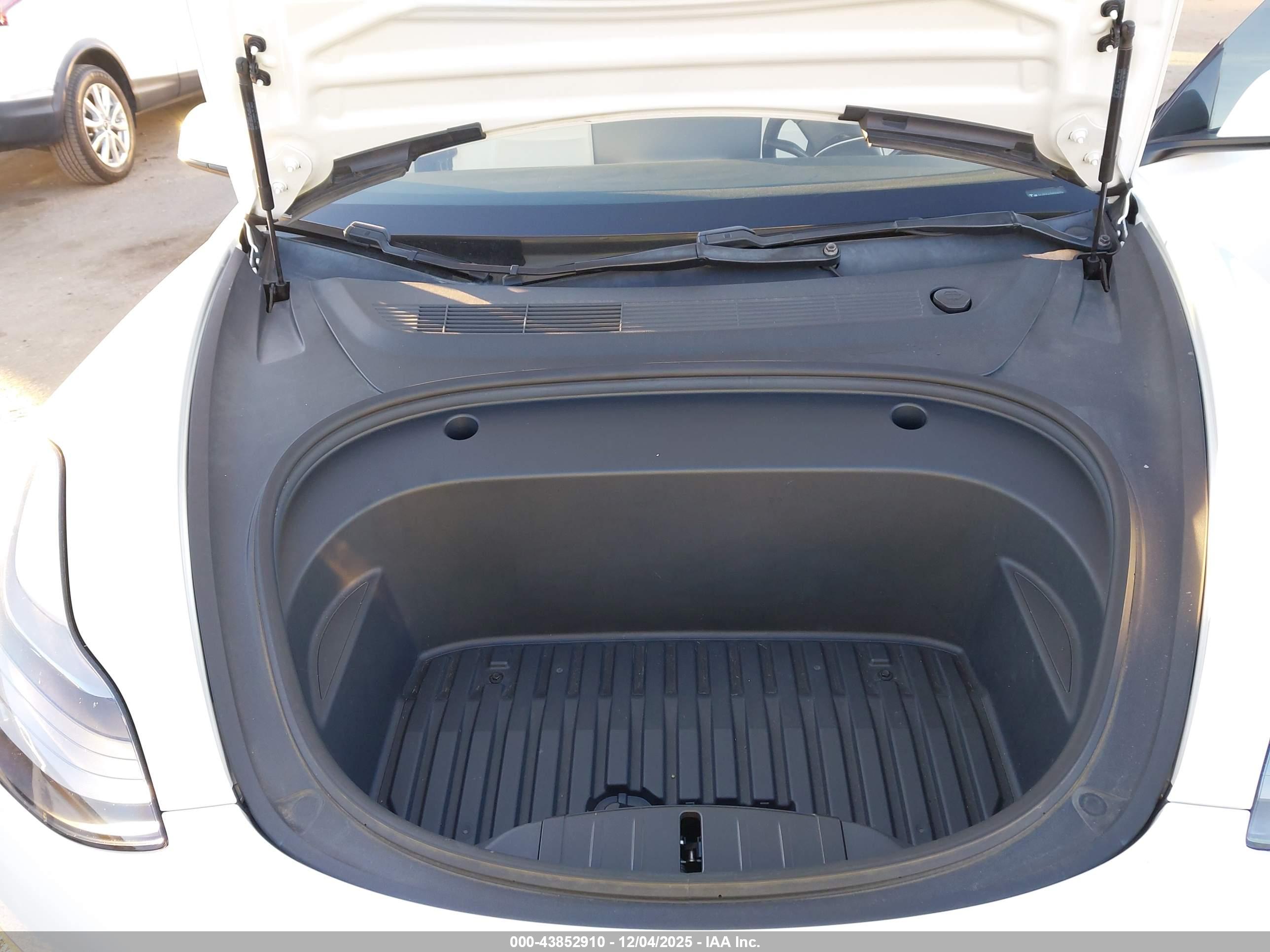 TESLA MODEL image 10