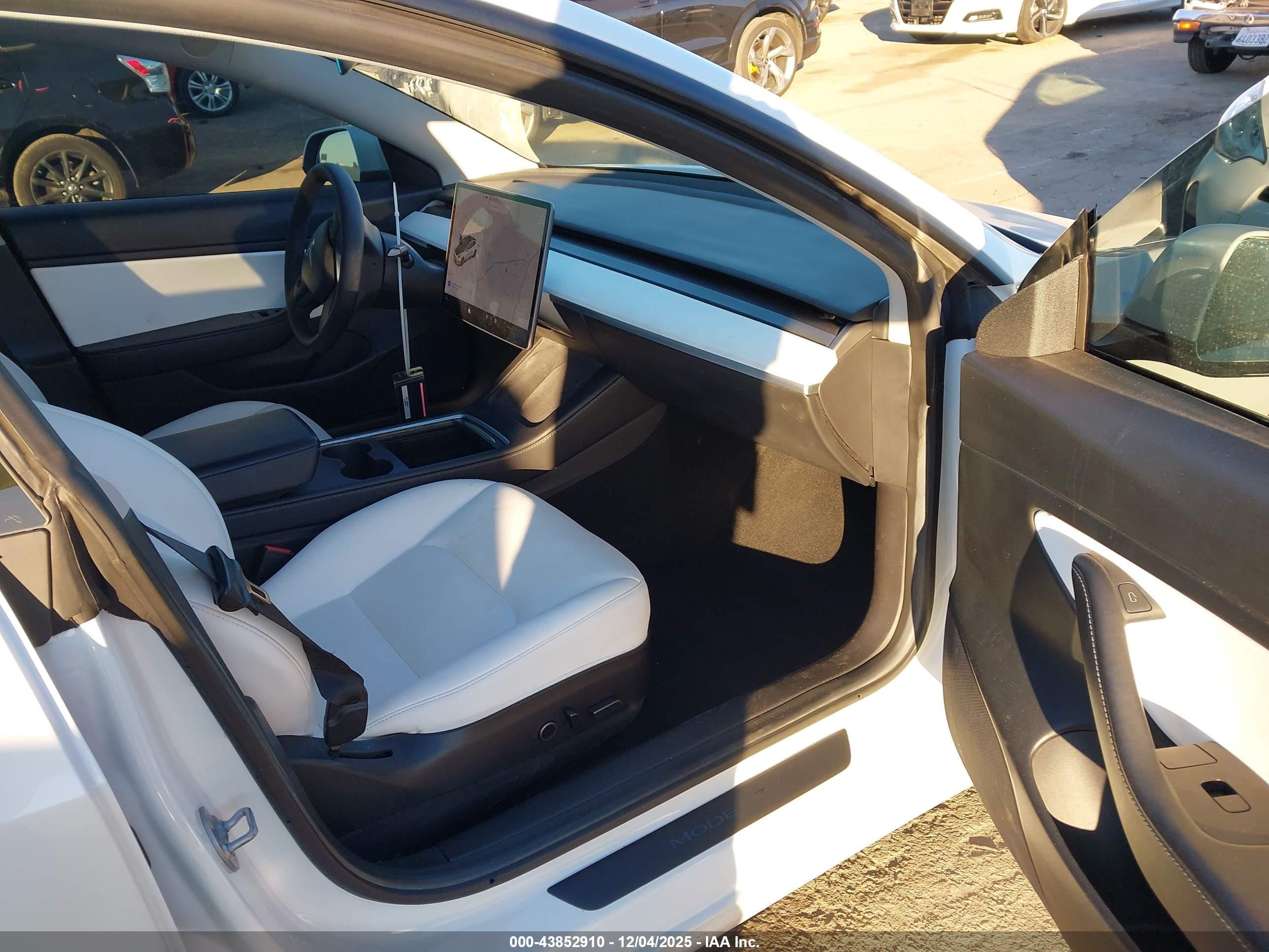 TESLA MODEL image 5