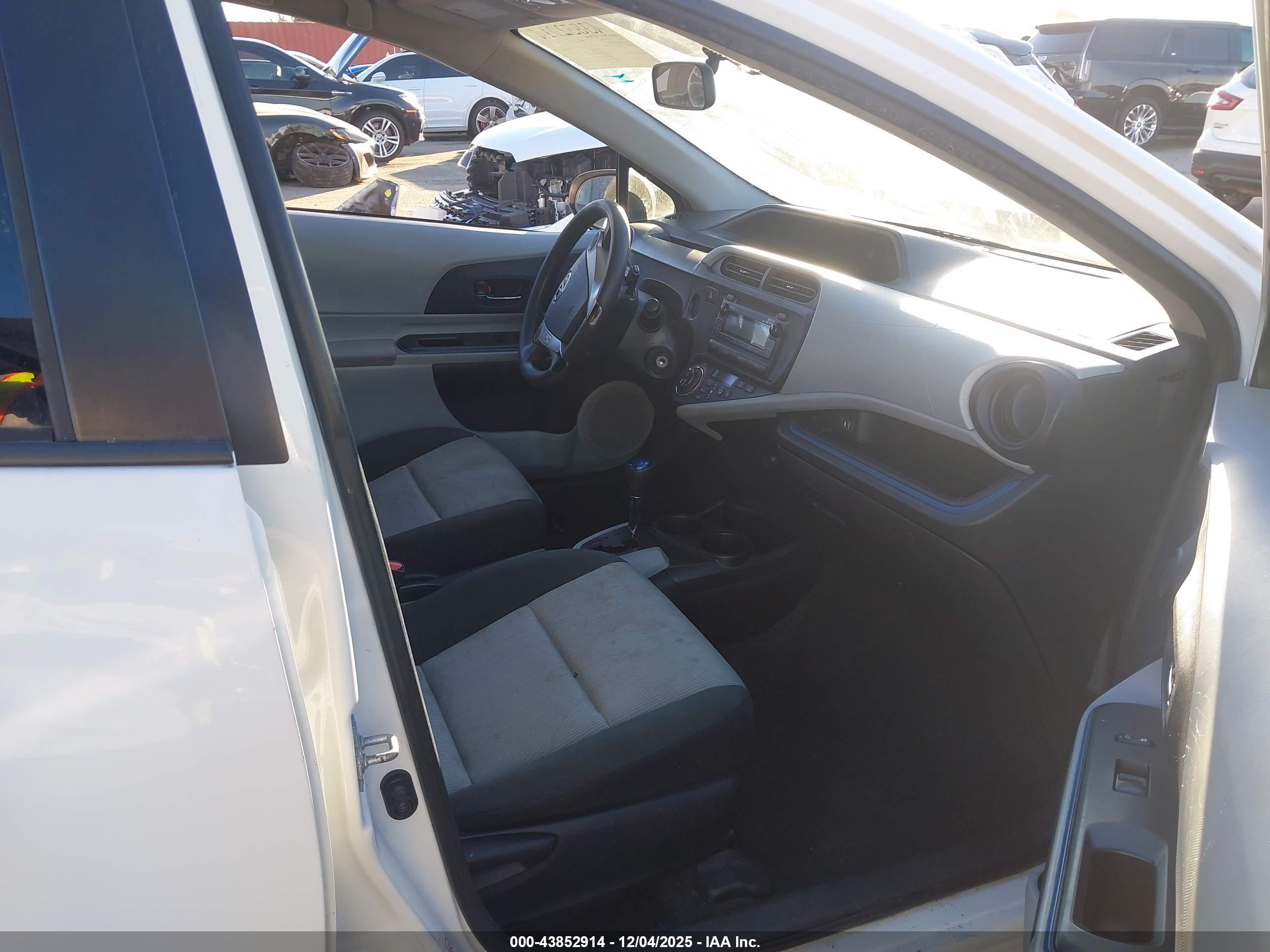 TOYOTA PRIUS image 5