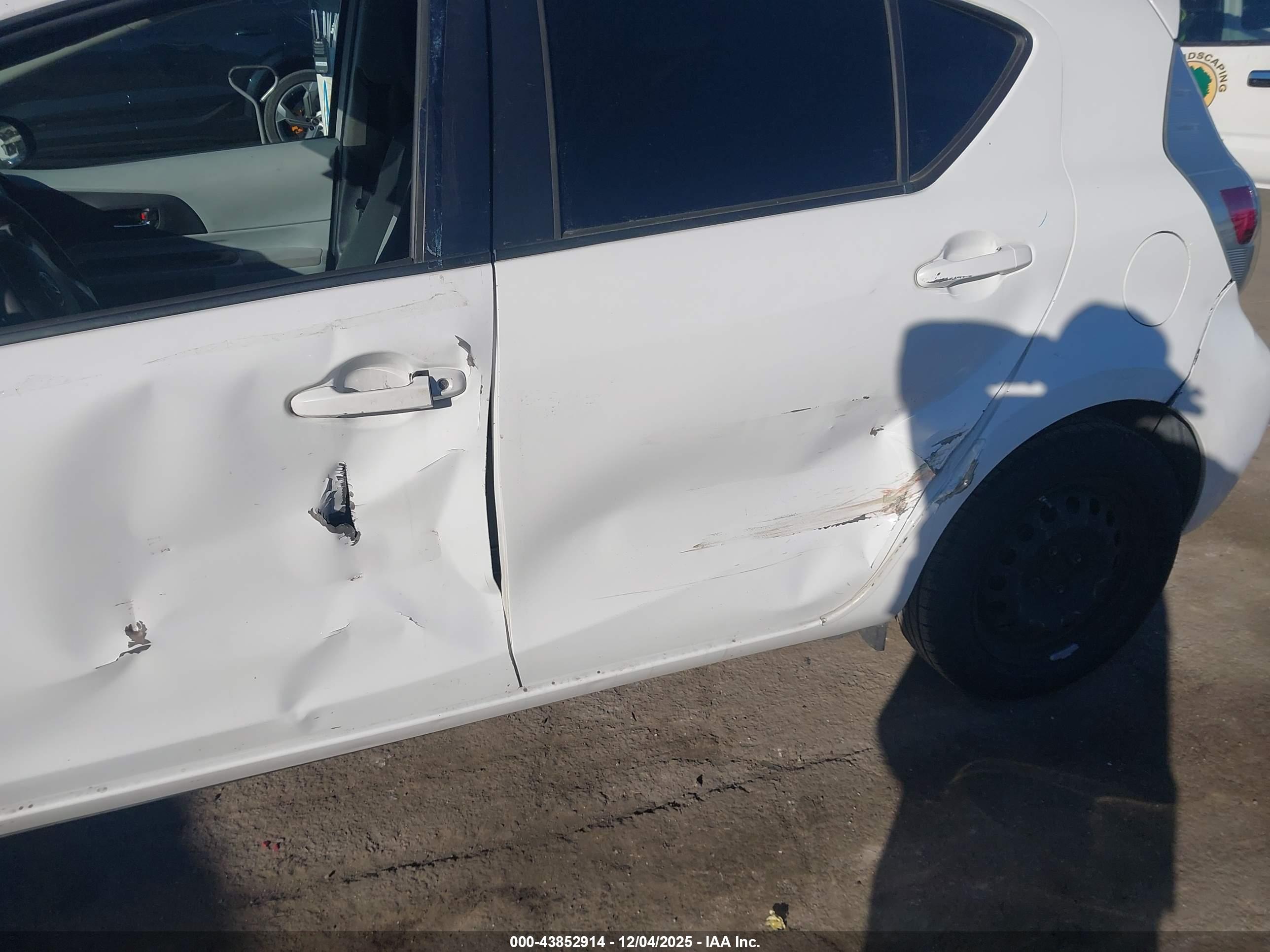 TOYOTA PRIUS image 6