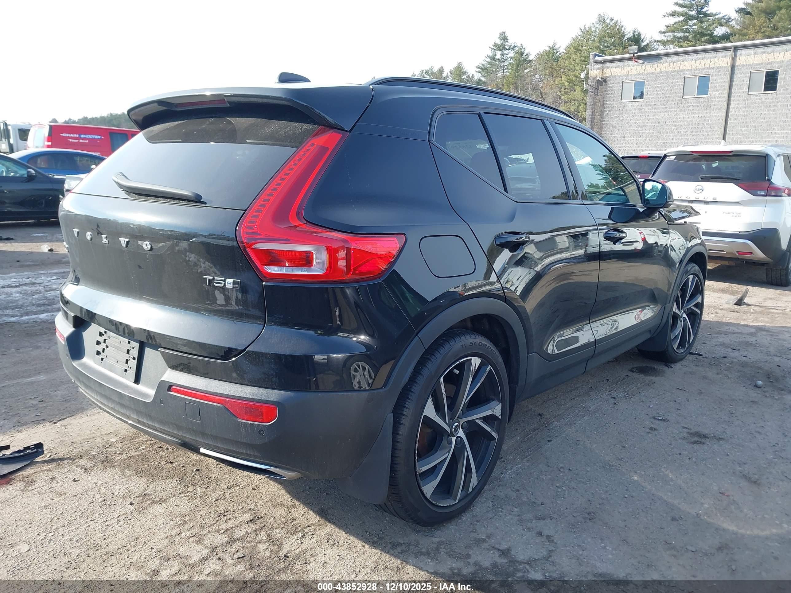 VOLVO XC40 image 4