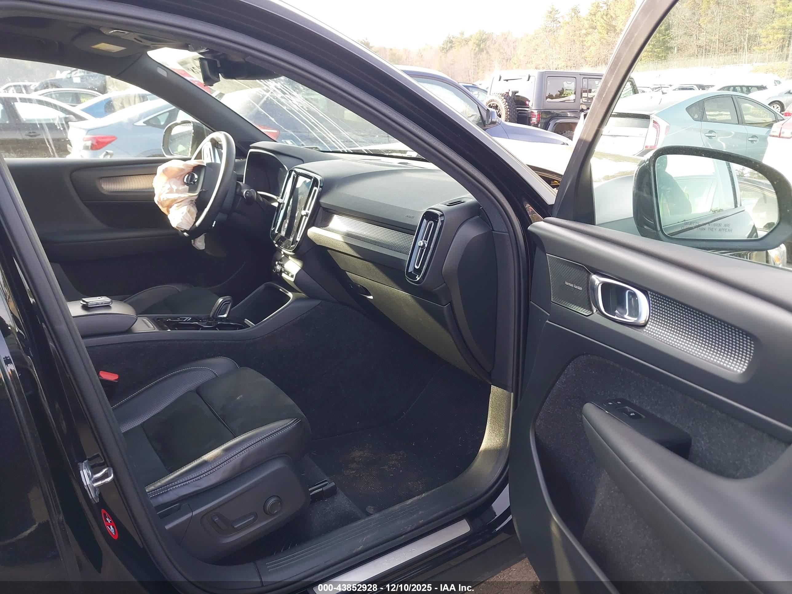 VOLVO XC40 image 5