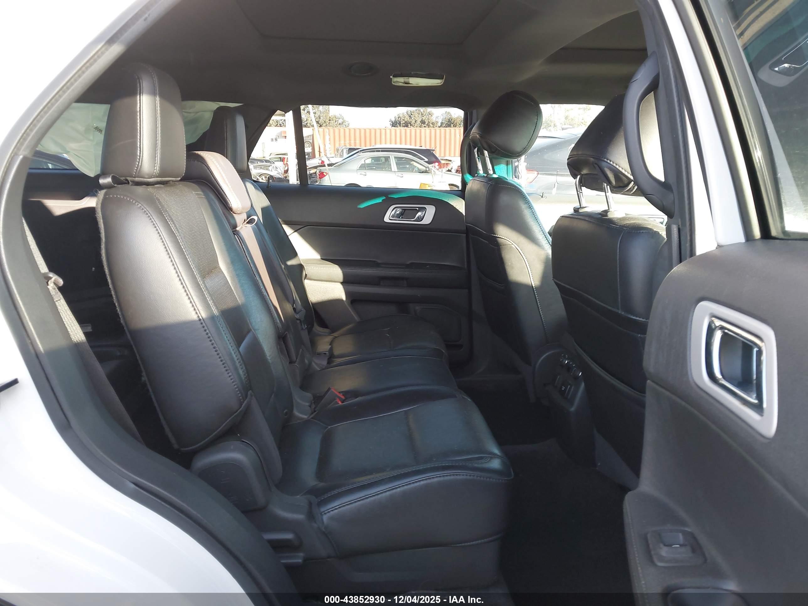 FORD EXPLORER image 8