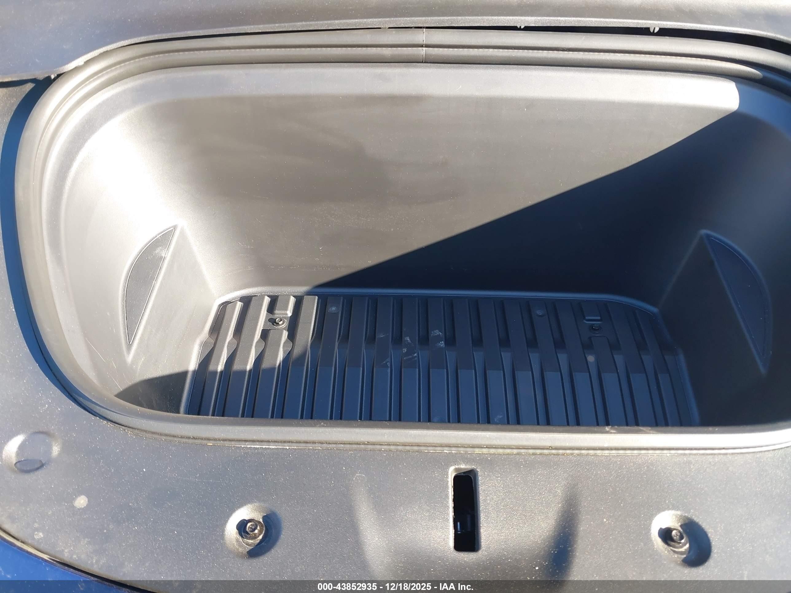TESLA MODEL image 10
