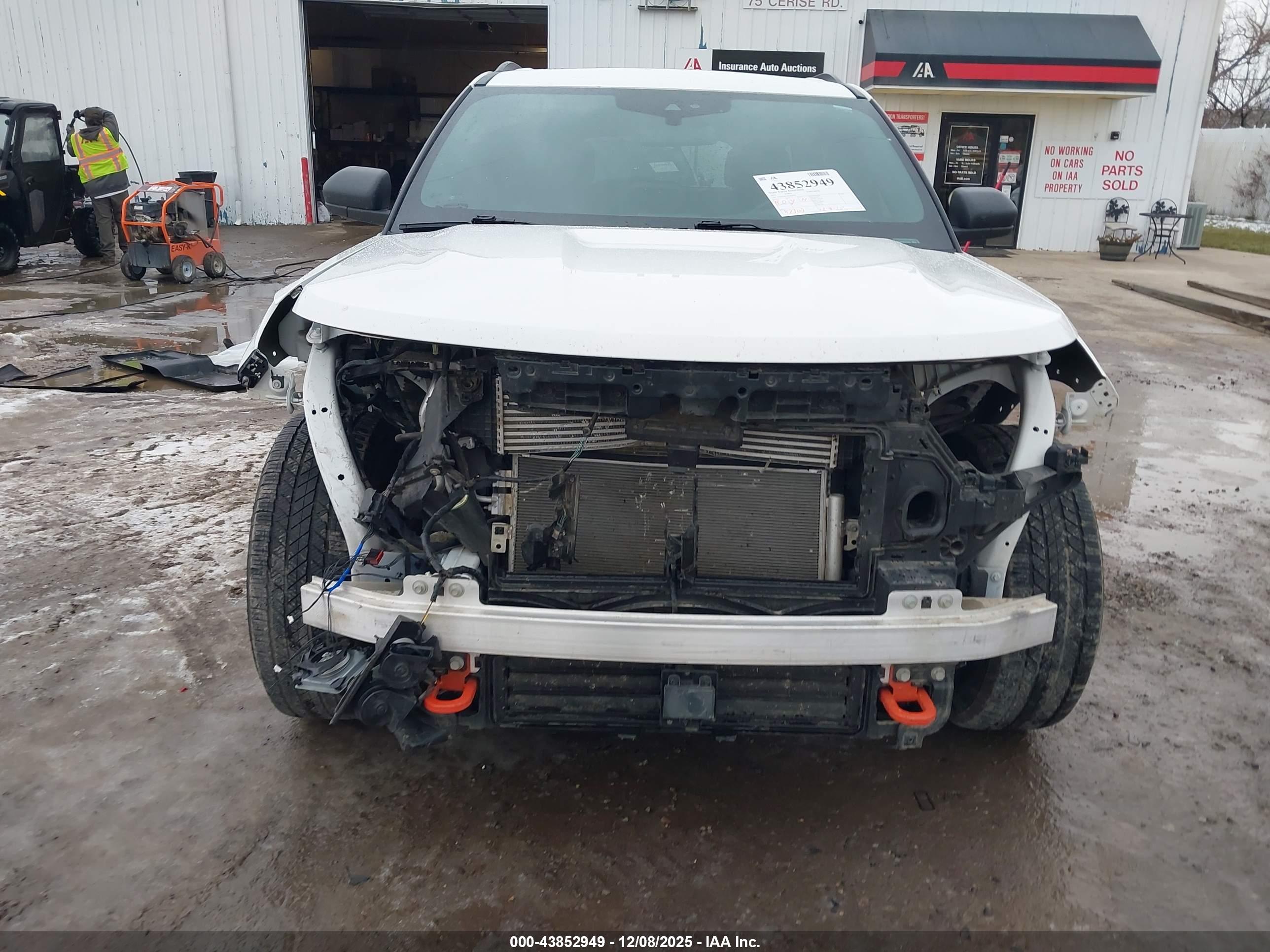 FORD EXPLORER image 6