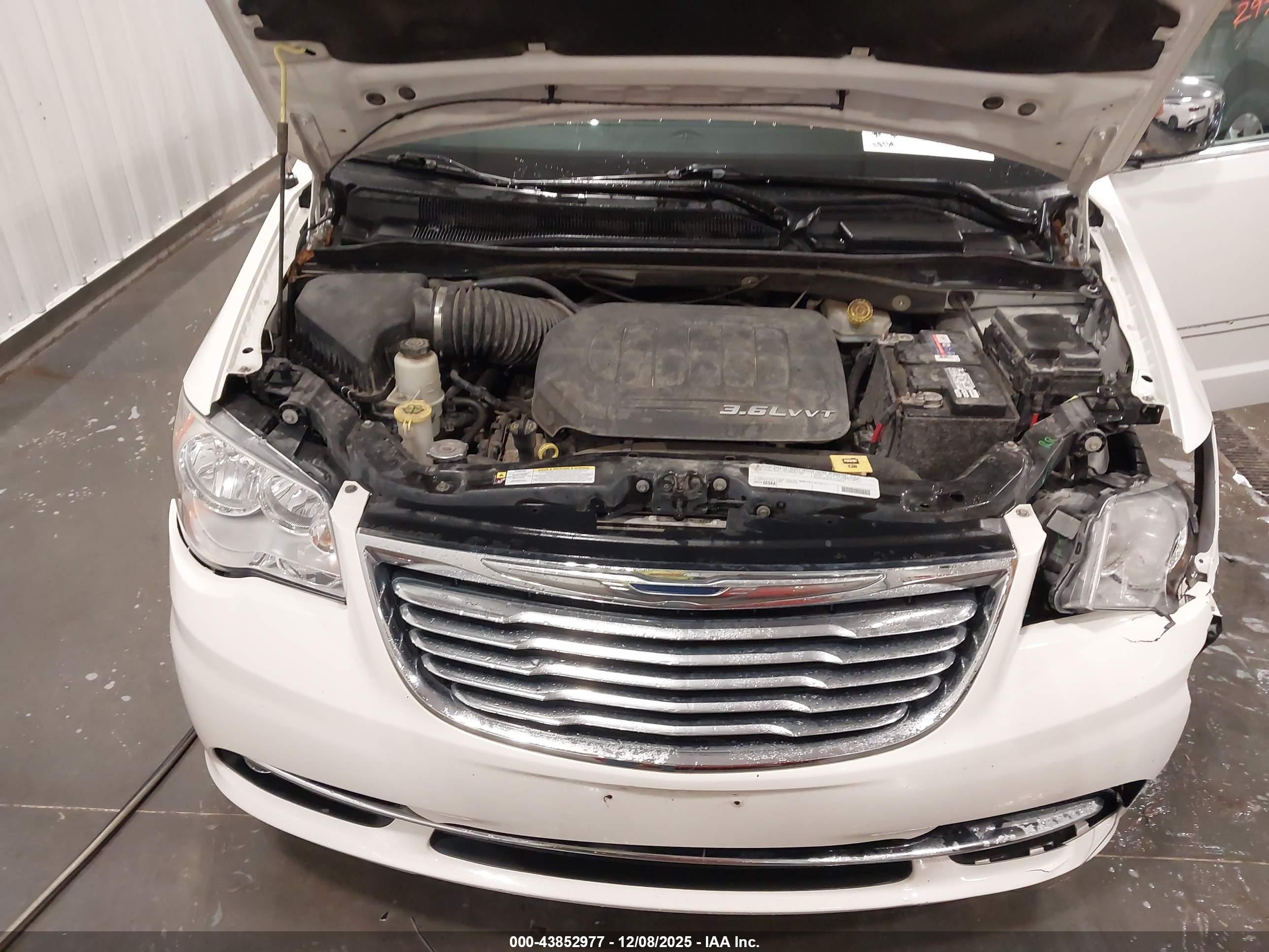 CHRYSLER TOWN image 10