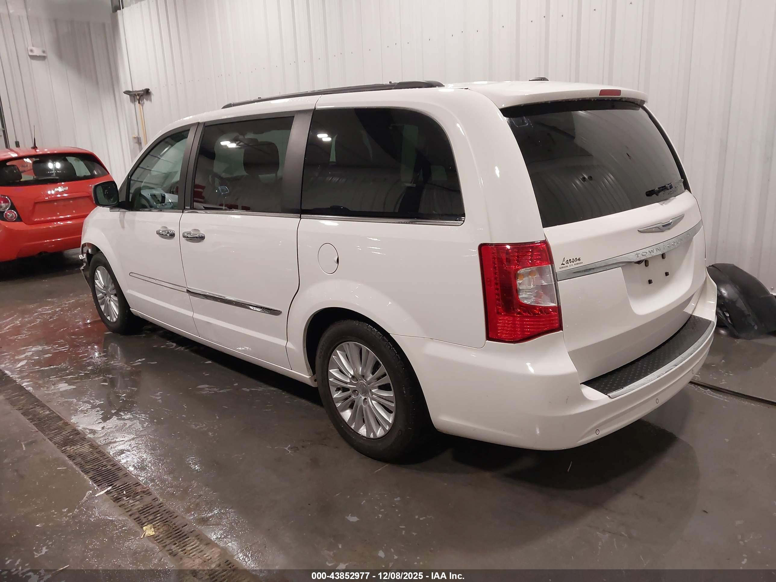 CHRYSLER TOWN image 3