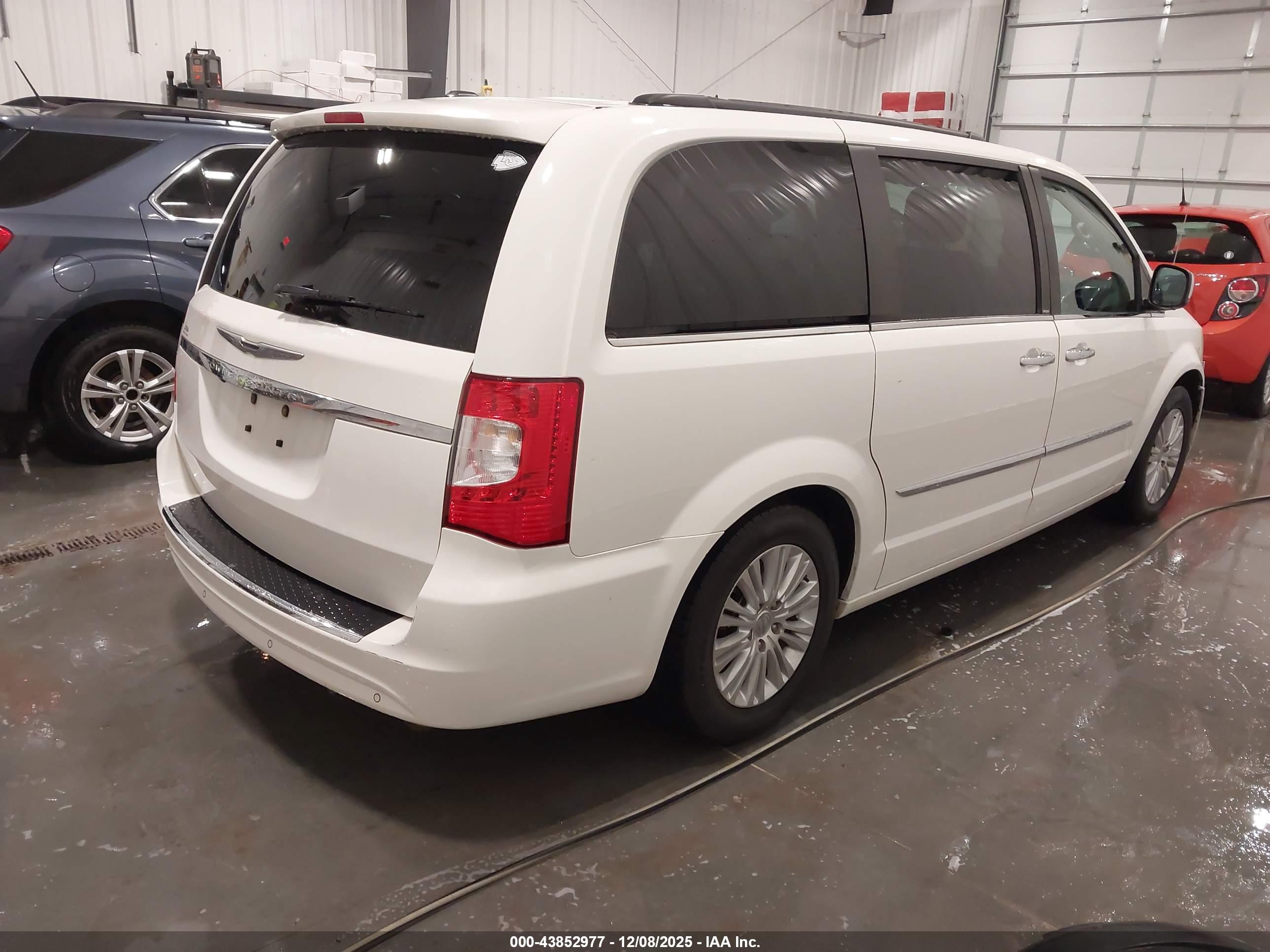CHRYSLER TOWN image 4