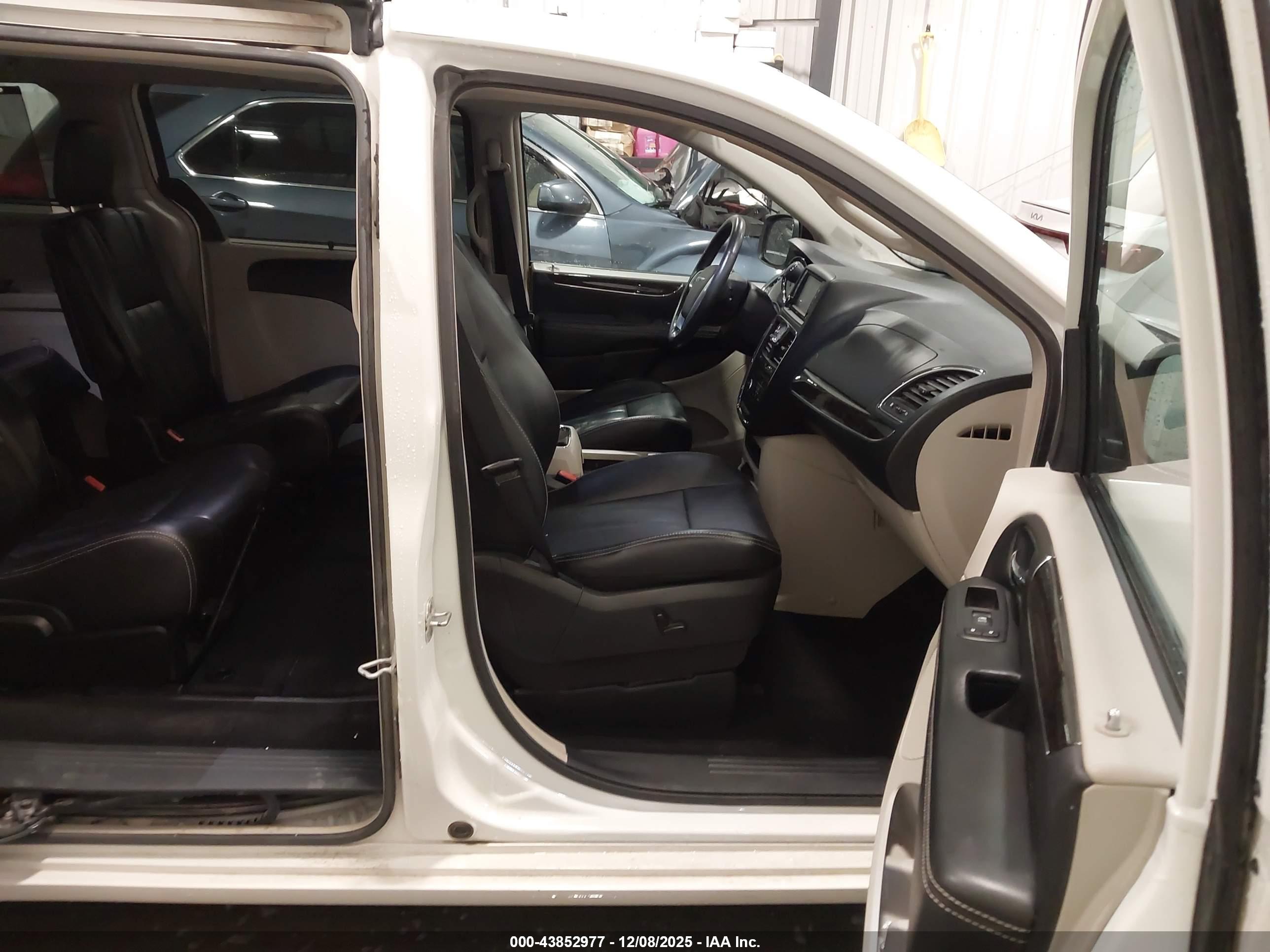 CHRYSLER TOWN image 5