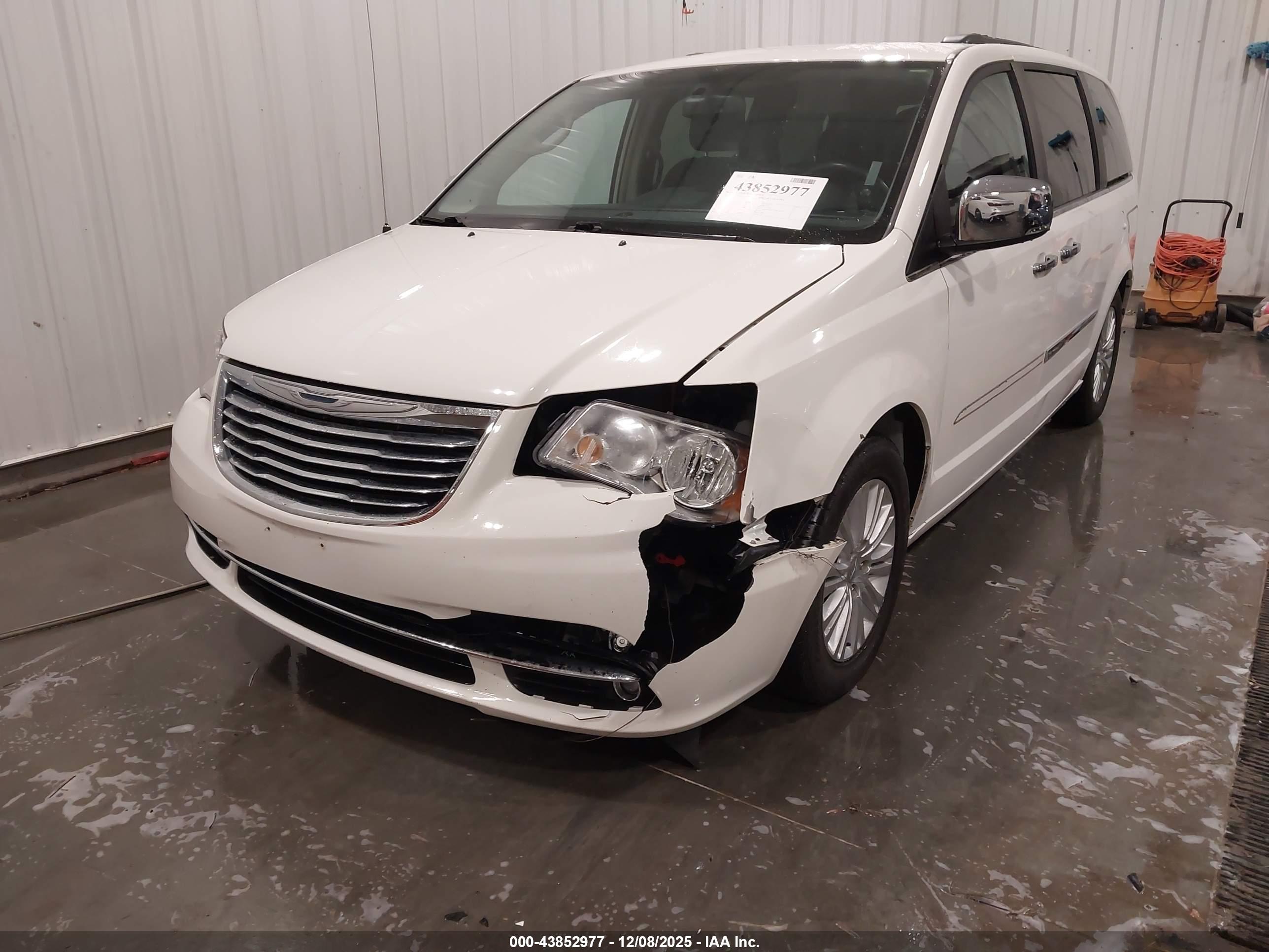CHRYSLER TOWN image 6