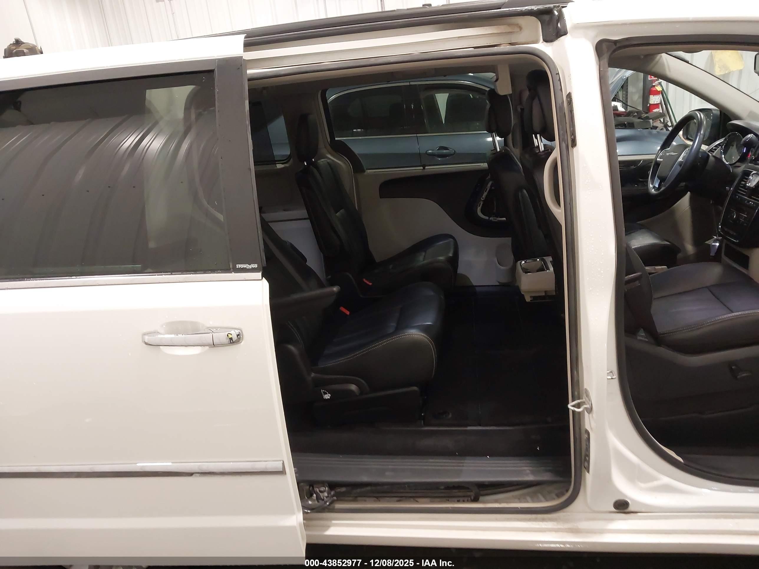 CHRYSLER TOWN image 8