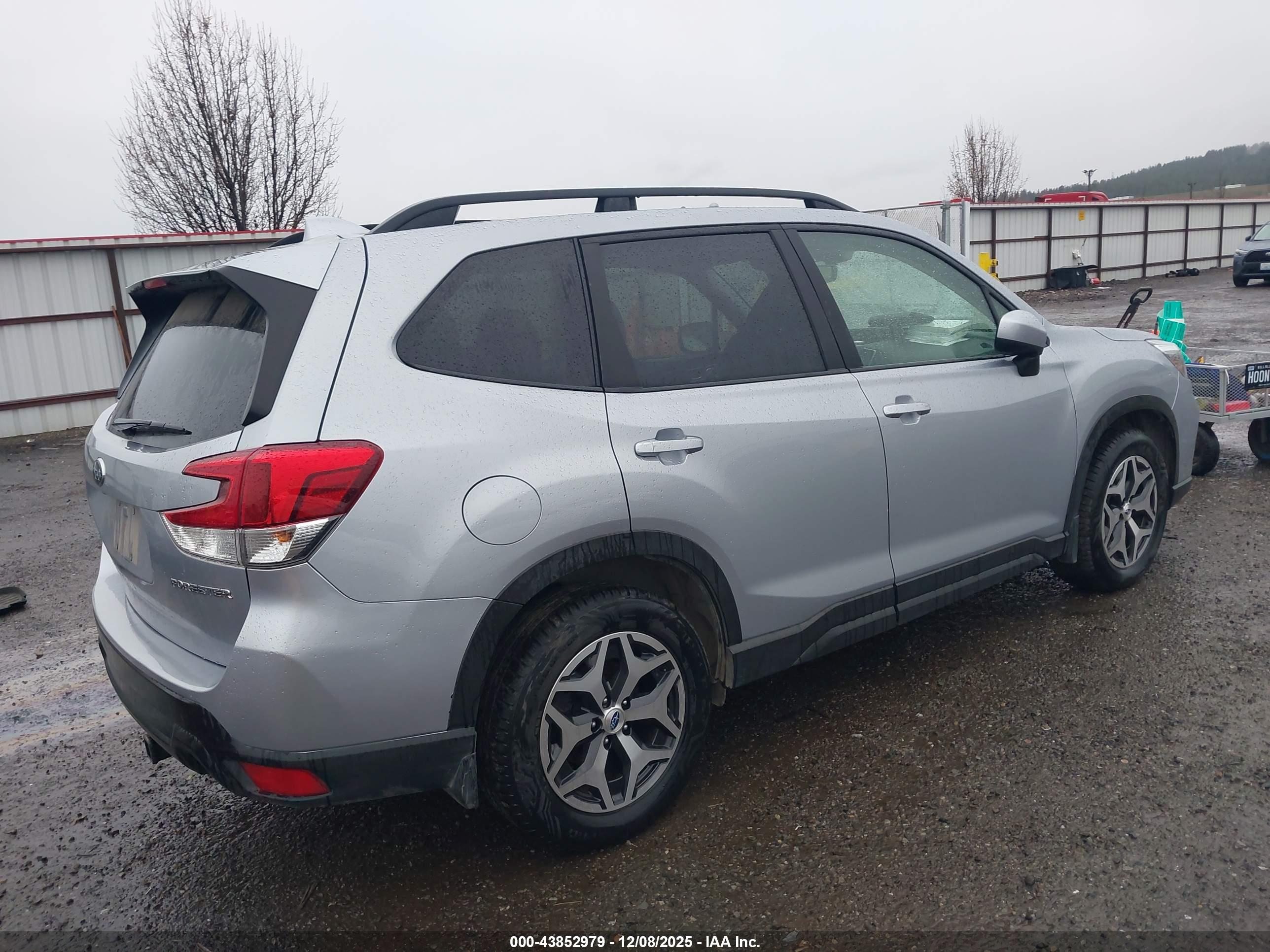 SUBARU FORESTER image 4